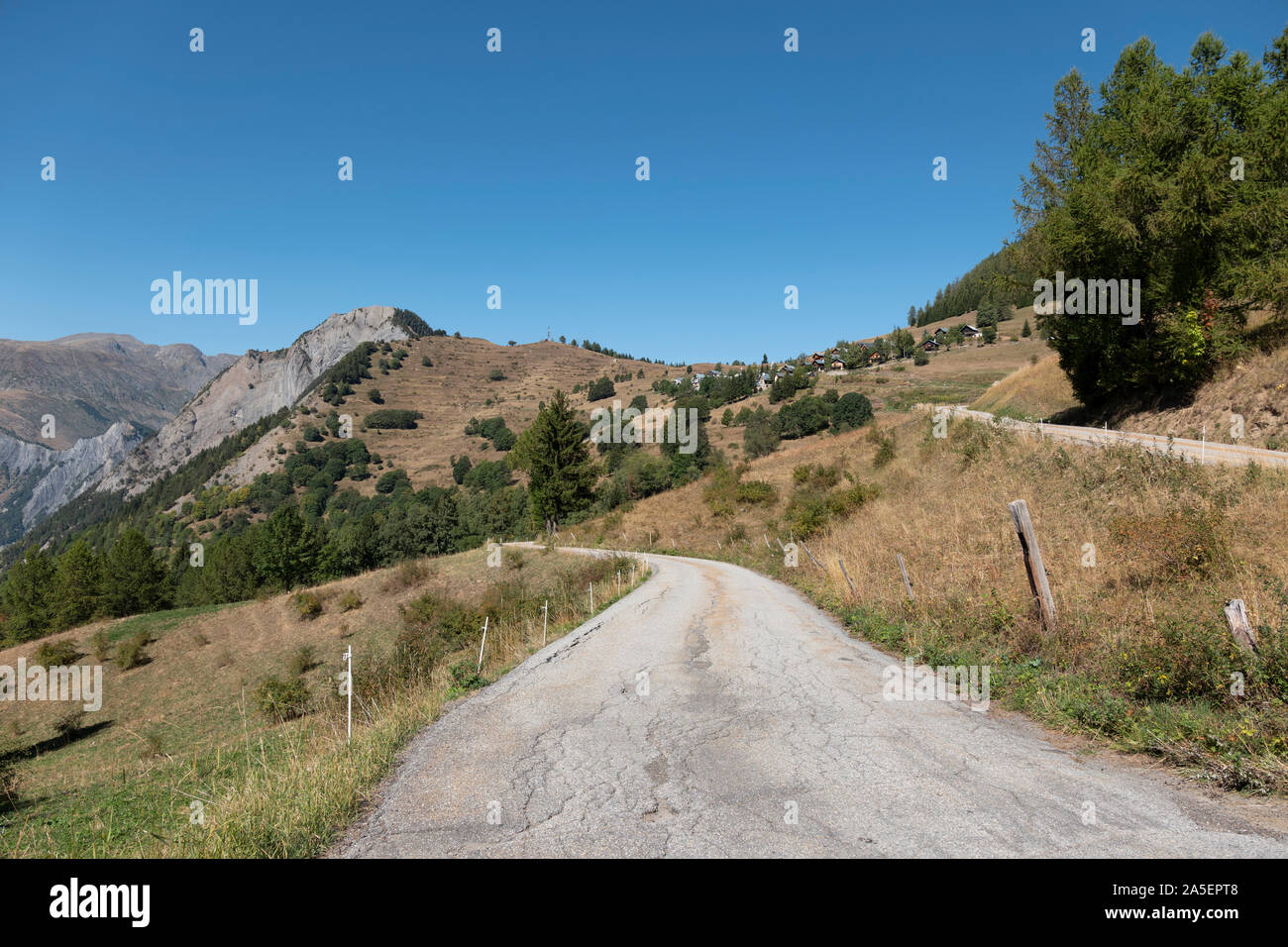 Die Straße, die in das Tal von Villard-Reymond, Oisans, Departement Isère, Frankreich. Stockfoto