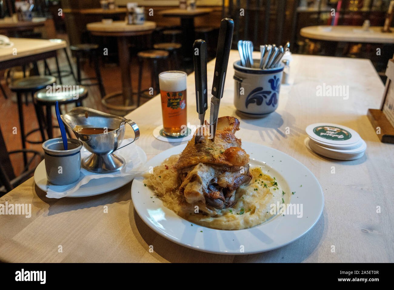 Gebratene Schweinshaxe mit Sauerkraut und Kartoffelpüree und vollen ...