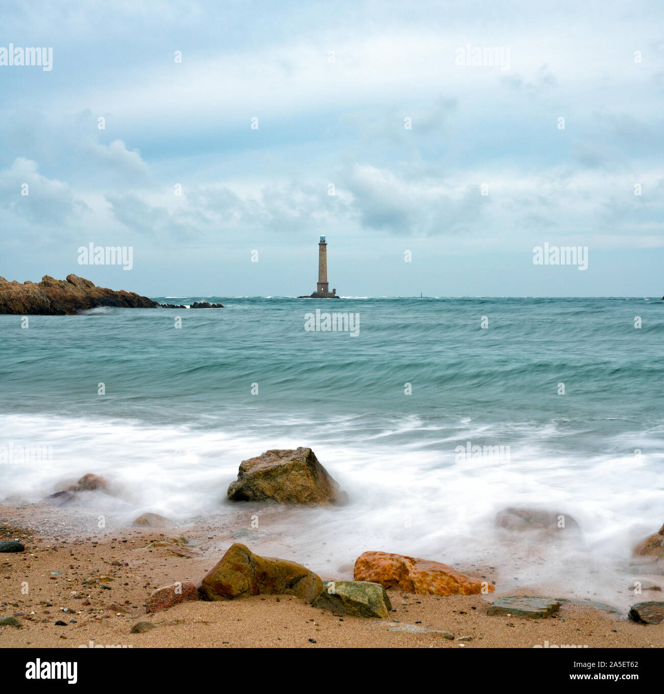 Cap de la Hague, der Manche/Frankreich - 17. August 2019: Ansicht des Phare de Goury Leuchtturm an der Küste der Normandie in Frankreich Stockfoto