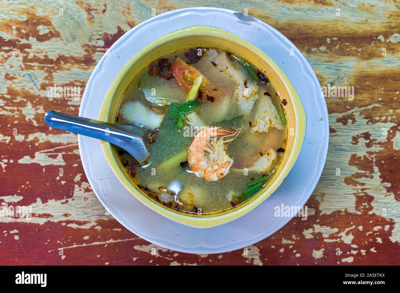 Tom Yum Suppe mit Garnelen und Kokosmilch Stockfoto