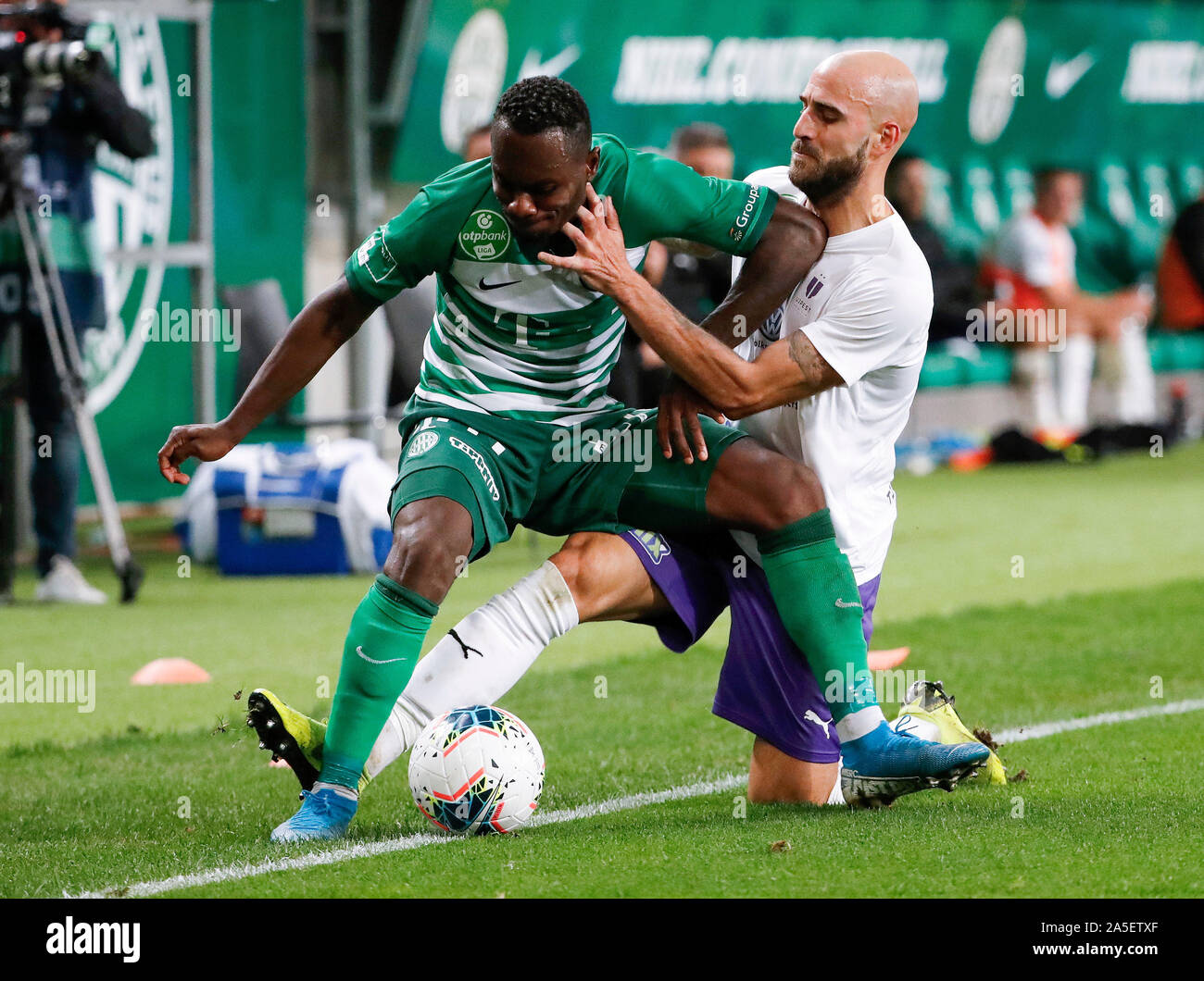 BUDAPEST, Ungarn - 19. Oktober: (L-R) Jonathan Heris von-FC Herausforderungen Franck Boli von Ferencvarosi TC während die ungarische OTP Bank Liga Match zwischen Ferencvarosi TC und-FC am Groupama Arena am 19. Oktober 2019 in Budapest, Ungarn. Stockfoto