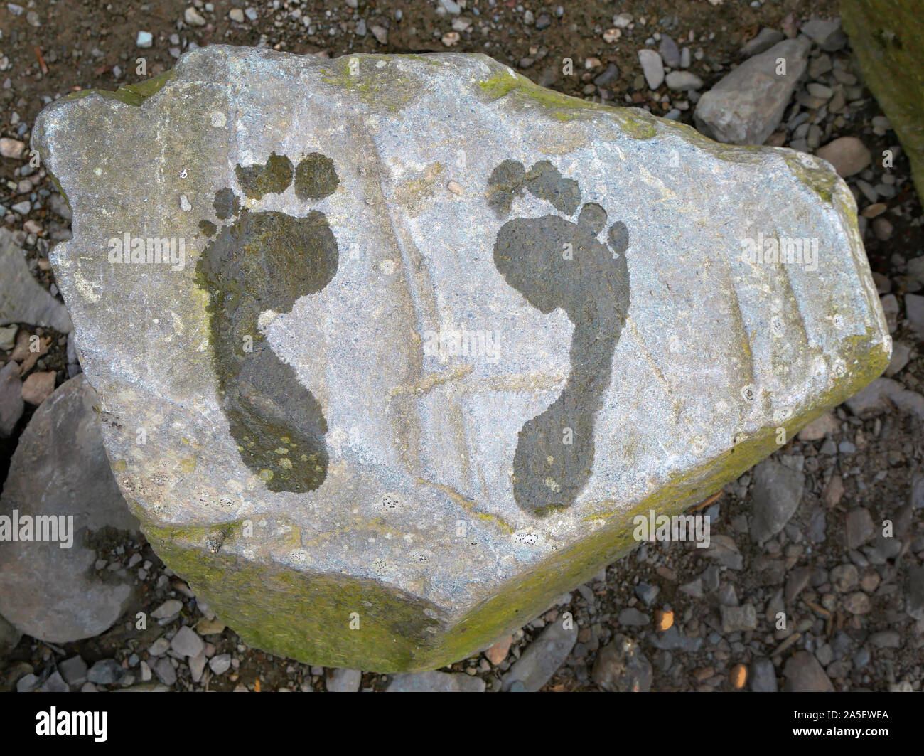 Kinder nasse Fußabdrücke auf Stein Stockfoto