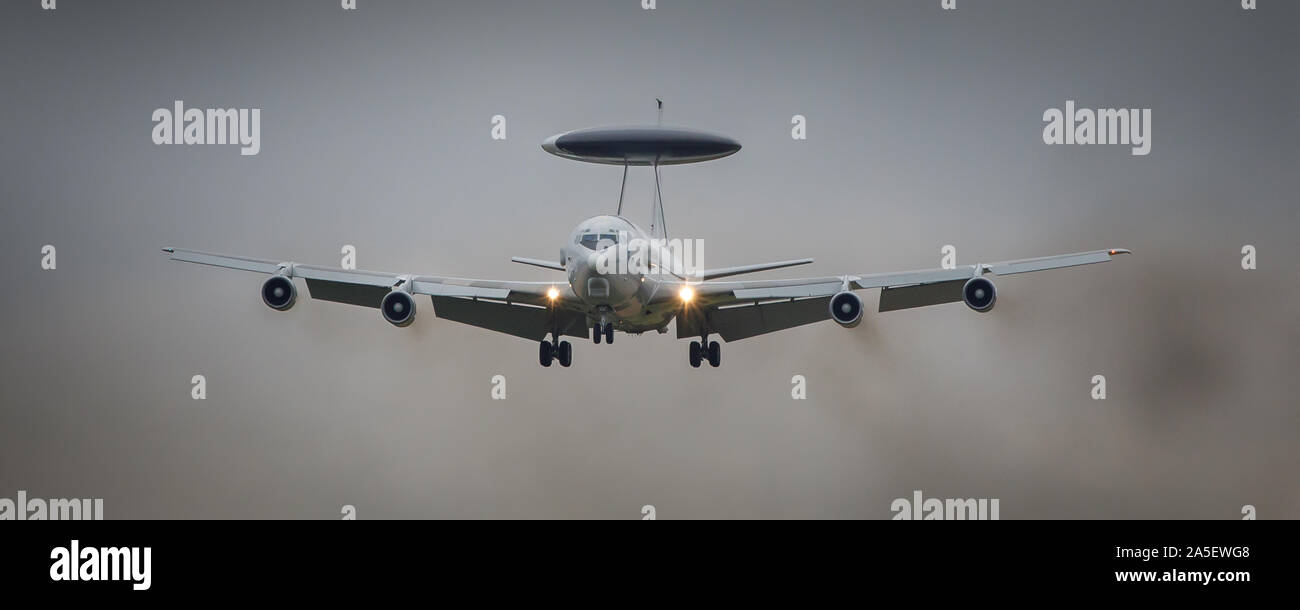 Boeing E-3 Sentry AWACS-Flugzeuge im Endanflug für die Landung Stockfoto