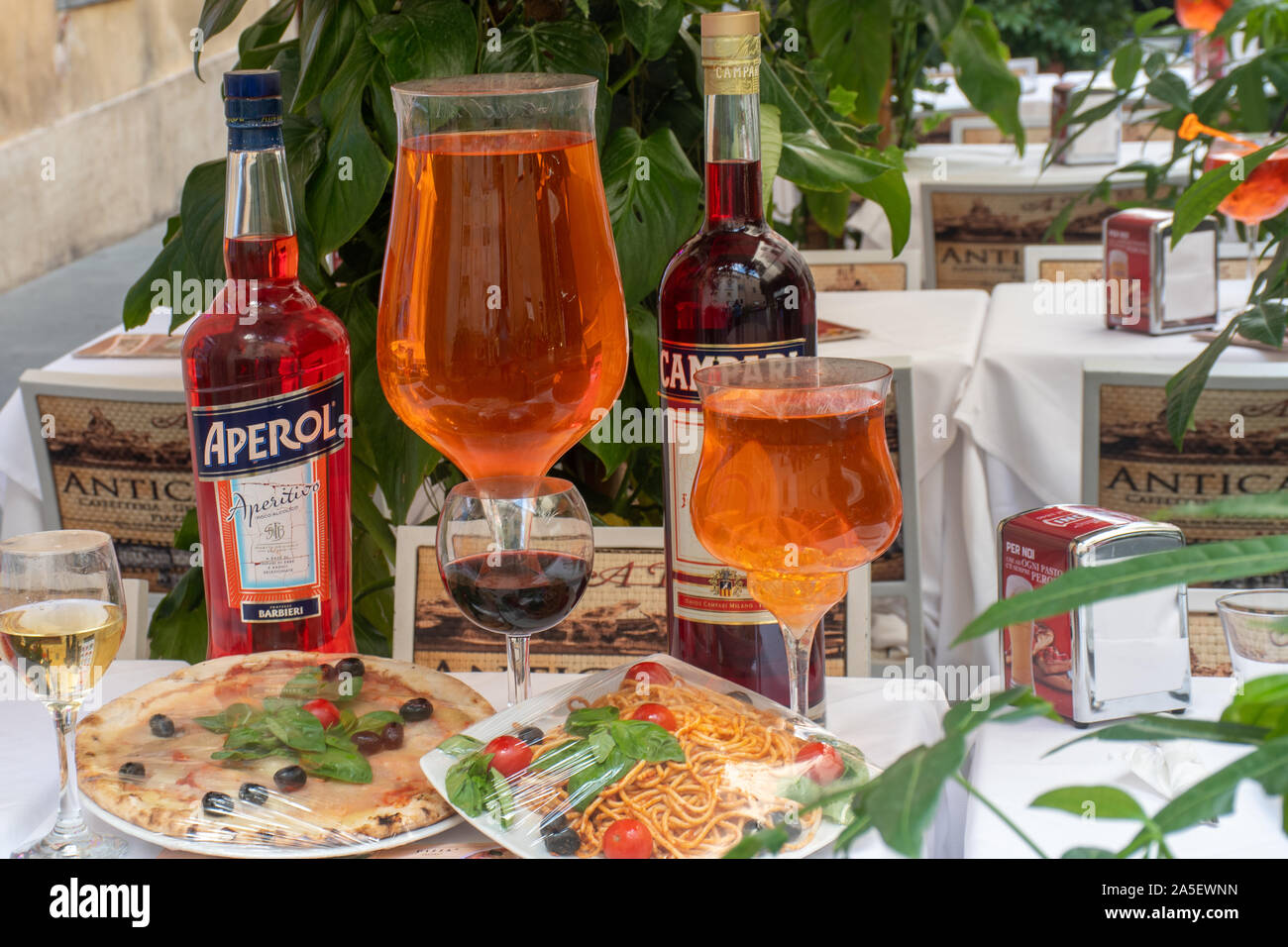 Rom, Italien, 30. September 2019: Tabelle der Italienischen Aperitifs und Essen Stockfoto