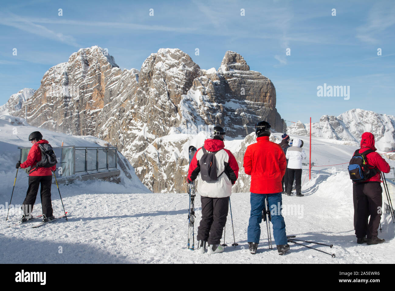 Dachstein, Österreich - Januar, 2018: Skifahrer Skifahren am Dachstein Gletscher in den österreichischen Alpen. Stockfoto