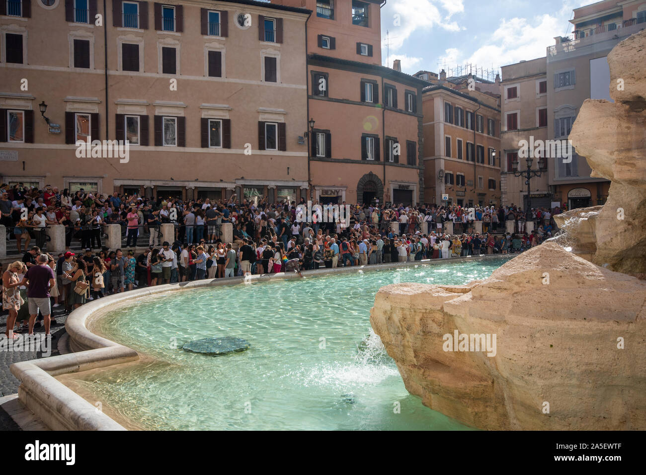 Rom, Italien - 30 September 2019: Trevi Brunnen mit einer großen Gruppe von Touristen Stockfoto