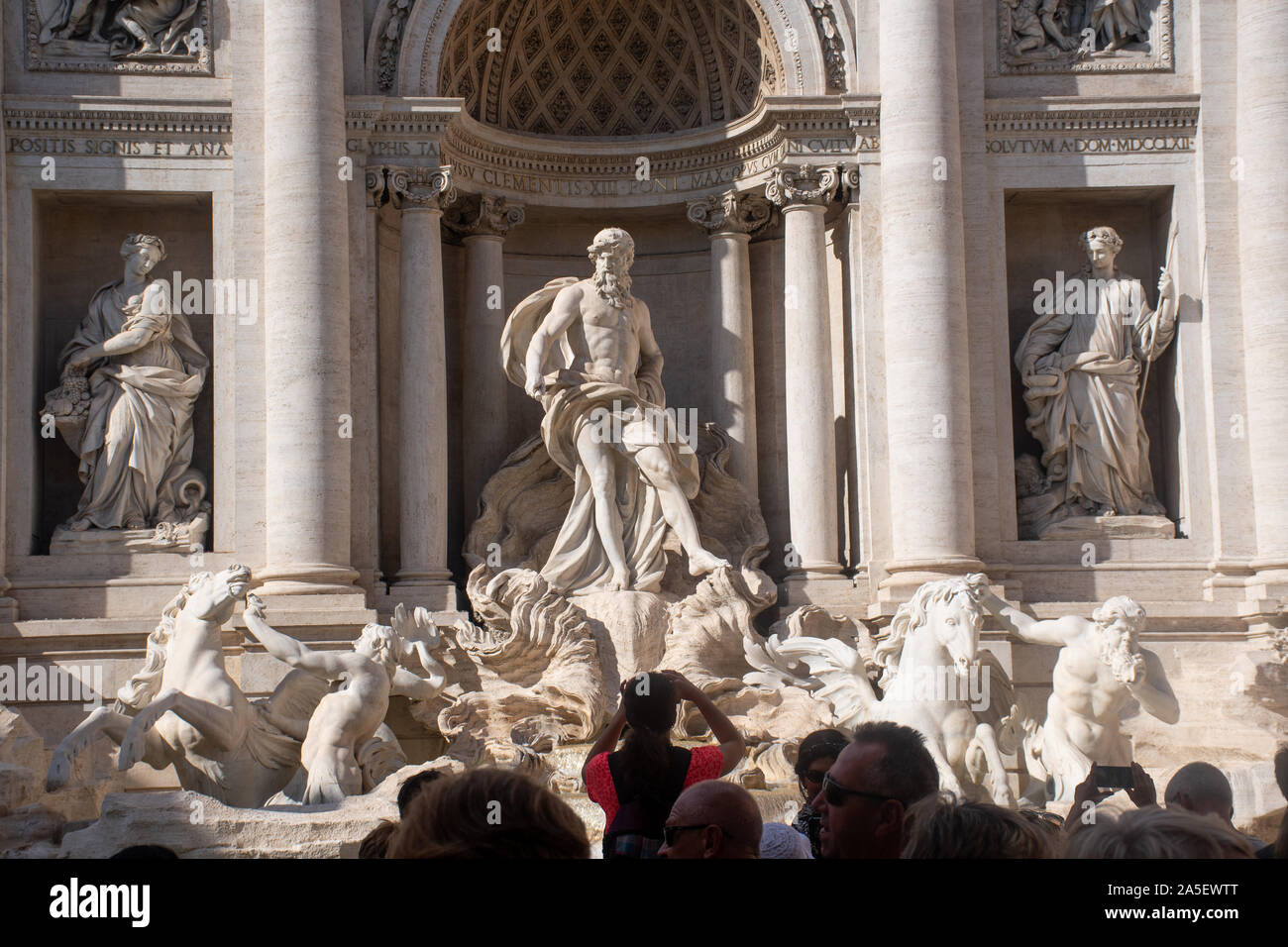 Rom, Italien - 30 September 2019: Trevi Brunnen mit Tourist, Bild im Vordergrund Stockfoto