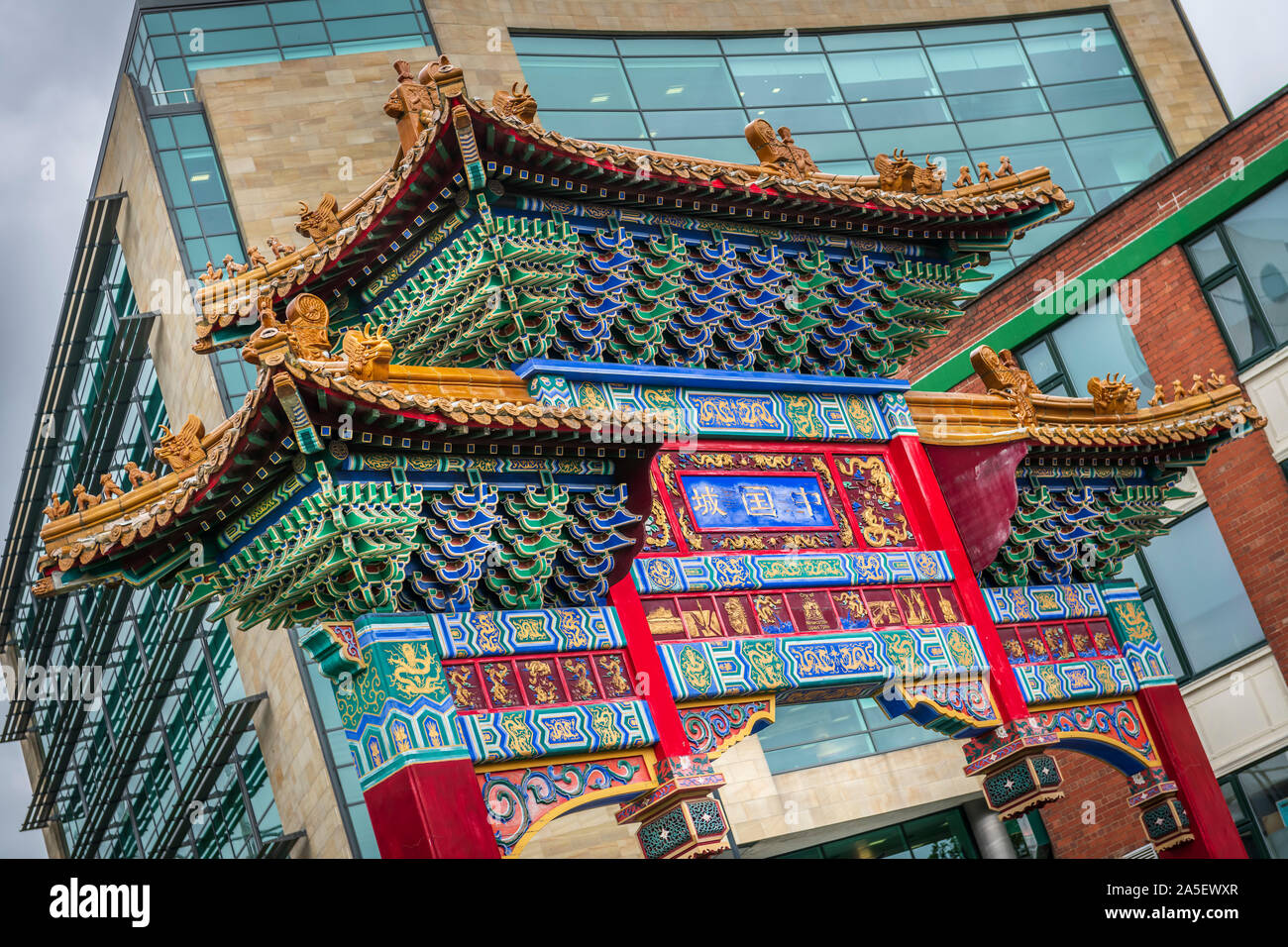 Am nördlichen Ende der Stowell Straße St Andrew's Street, im Zentrum von Newcastle, ist die bunte chinesische Bogen mit Blick auf die Heimat des Newcastle Unite Stockfoto