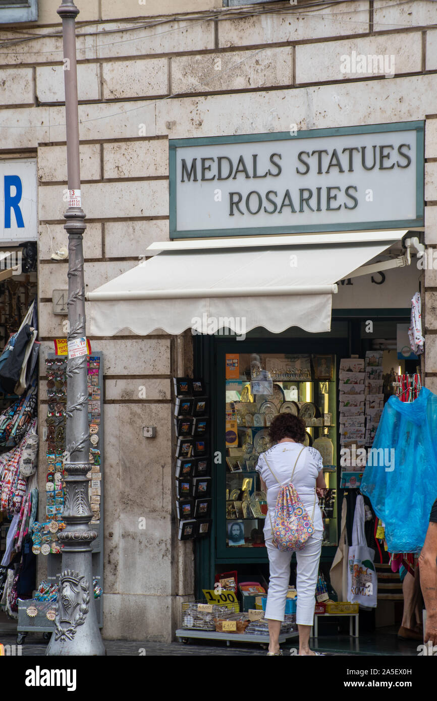 Rom Italien - 1. Oktober 2019: Kleine religiöse Shop in der Nähe des Vatikan Stockfoto