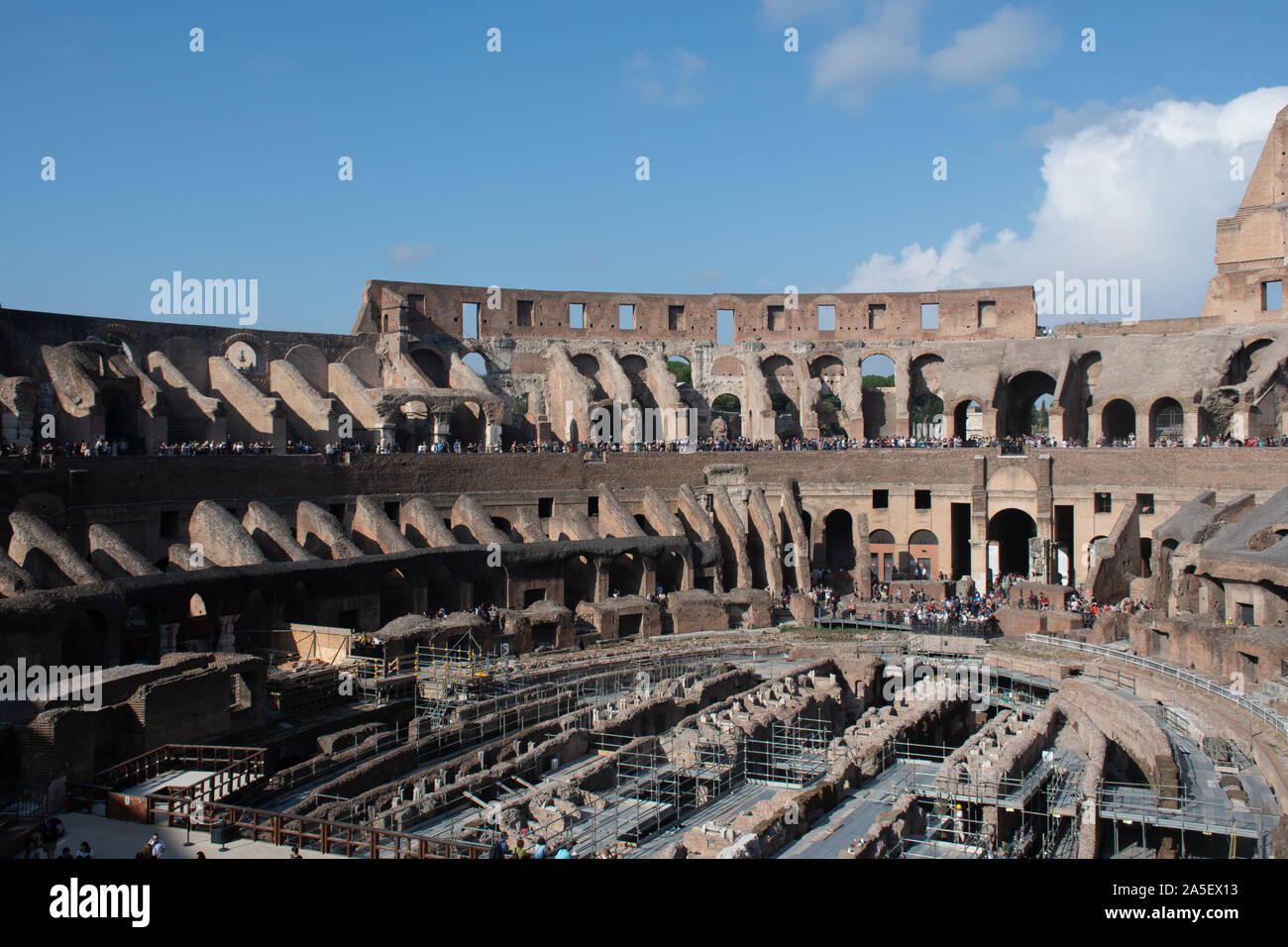 Rom, Italien, 2. Oktober 2019: Kolosseum Suche über die gesamte Bodenfläche Stockfoto