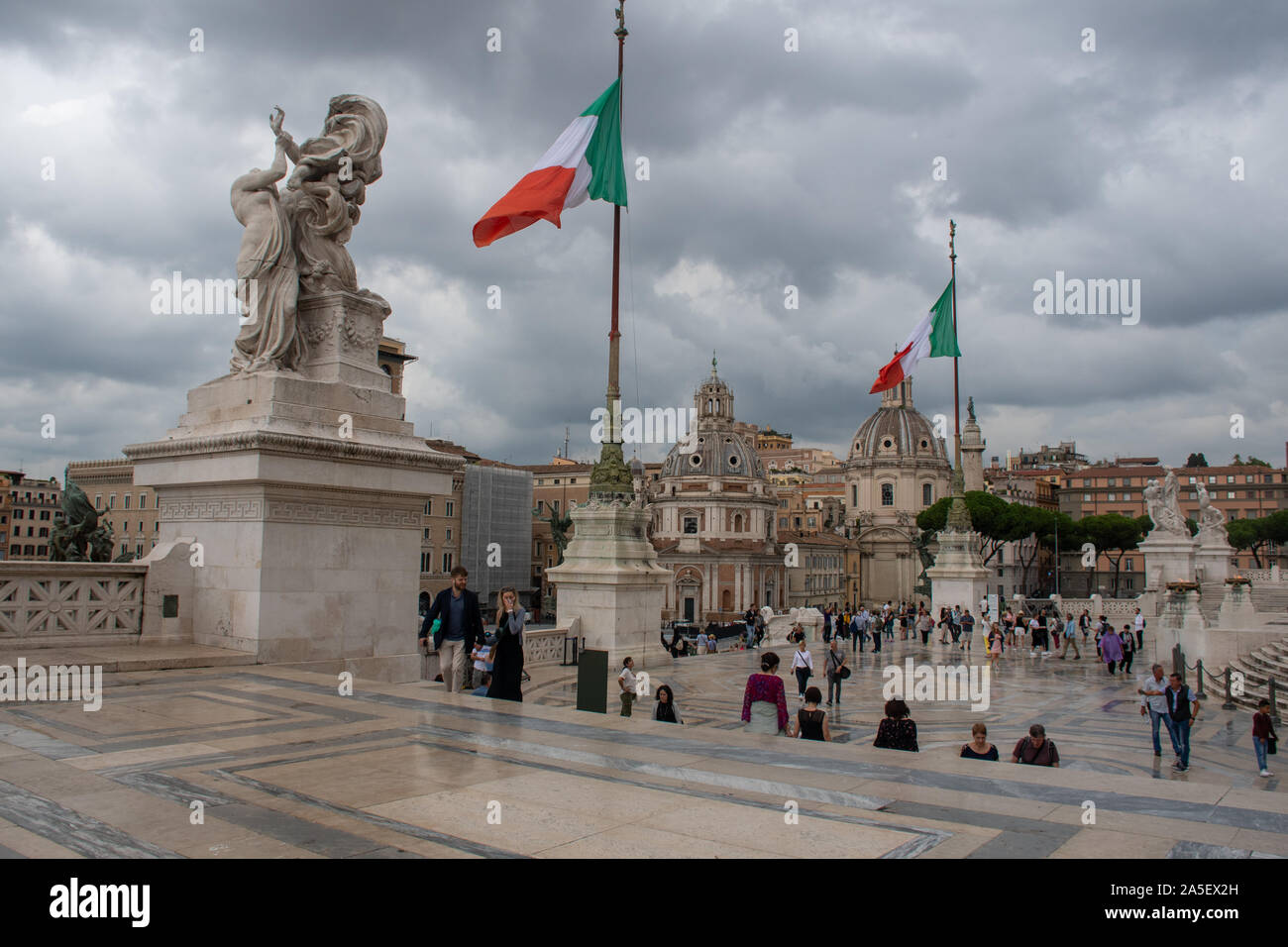 Rom Italien - 2. Oktober 2019: Blick in Richtung Stadtzentrum von Rom vom Monument von Victor Emmanuel II mit italienischen Fahnen Stockfoto