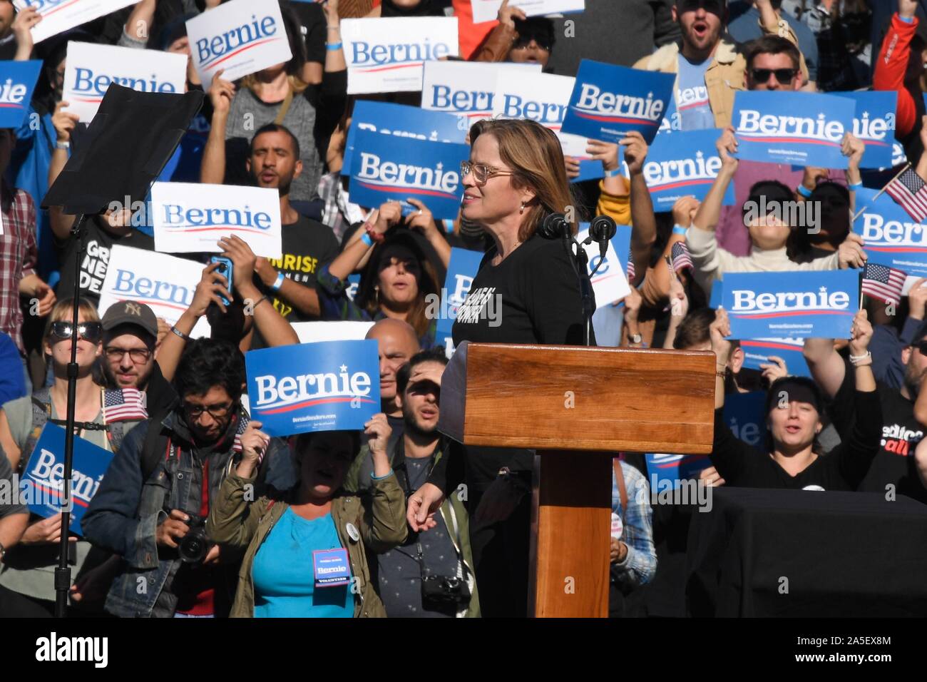 NEW YORK, NY - 19. Oktober: Carmen Yulin, Bürgermeister von San Juan, verkündet ihre Unterstützung für den demokratischen Präsidentschaftskandidaten, Senator Bernie Sanders während einer werden. Stockfoto