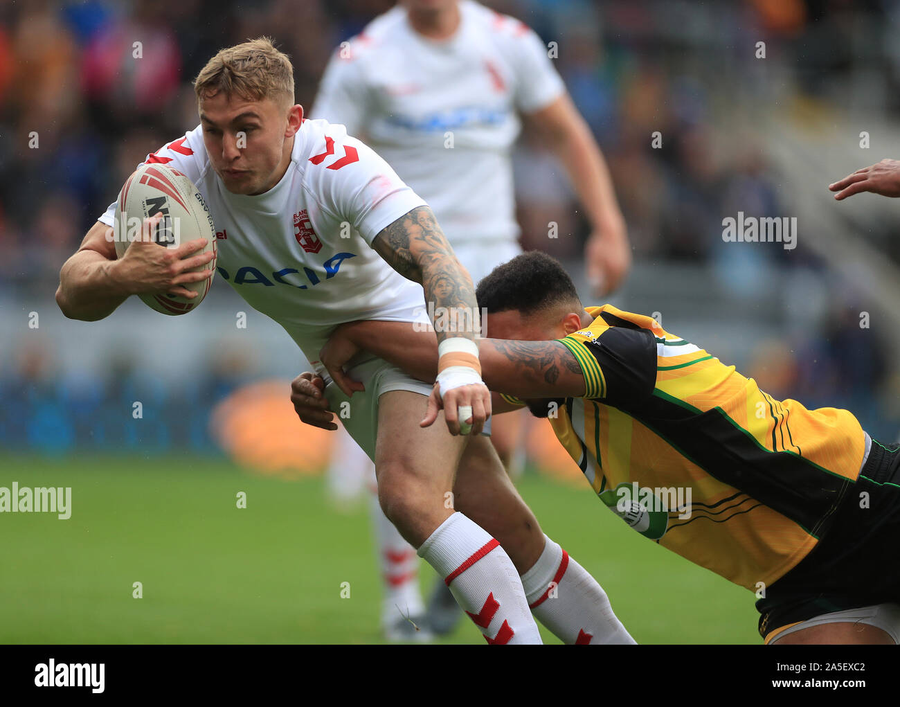 Der Engländer Sam Powell wird von Jamaika's James Woodburn-Hall während der internationalen Freundschaftsspiel im Emerald Headingley Stadium, Leeds in Angriff genommen. Stockfoto