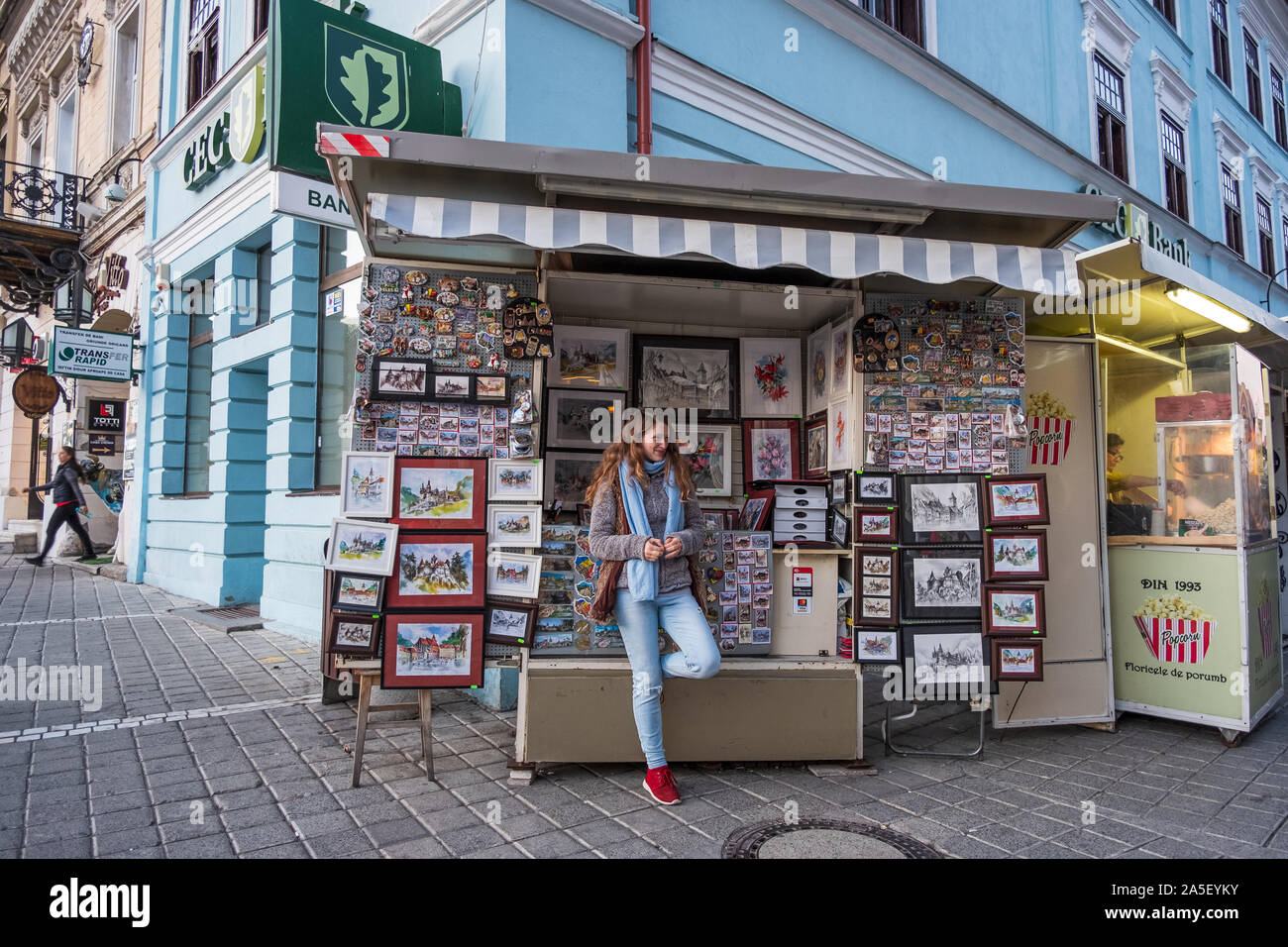 Kiosk und junge Frau Straßenhändler verkaufen Kitsch kunst Souvenirs in Brasov, Rumänien, EU. Stockfoto