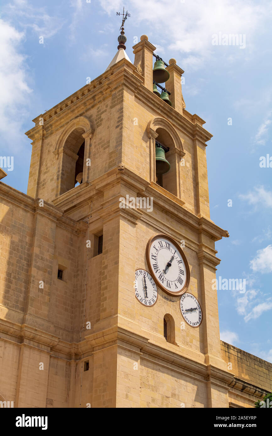 Glockenturm von St. John's Co-Cathedral in Valletta, Malta. Es ist eine römisch-katholische Kathedrale in der manieristischen Stil erbaut. Turm hat drei Glocken. Stockfoto