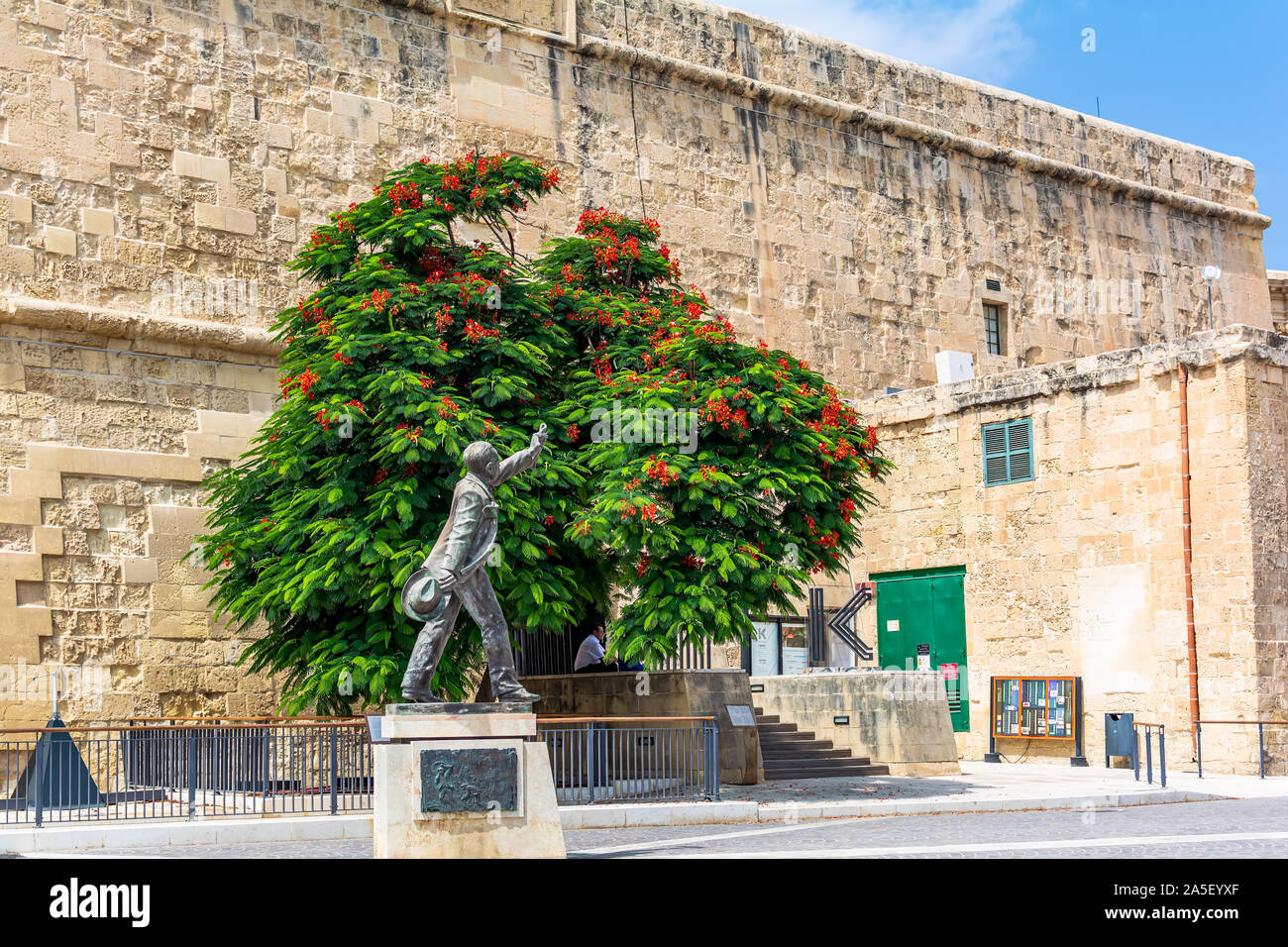 Denkmal für manwel Dimech, ein sozialreformer in der Zeit vor der Unabhängigkeit Maltas, Castille Square, neben St. James Cavalier. Stockfoto