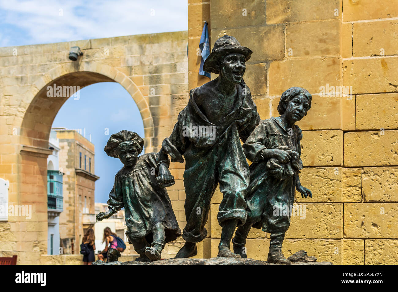 Nachbildung der Statue Les Gavroches (Street Boys), die drei Armen Straßenkindern roaming Straßen von Paris während der Revolution Days. Stockfoto