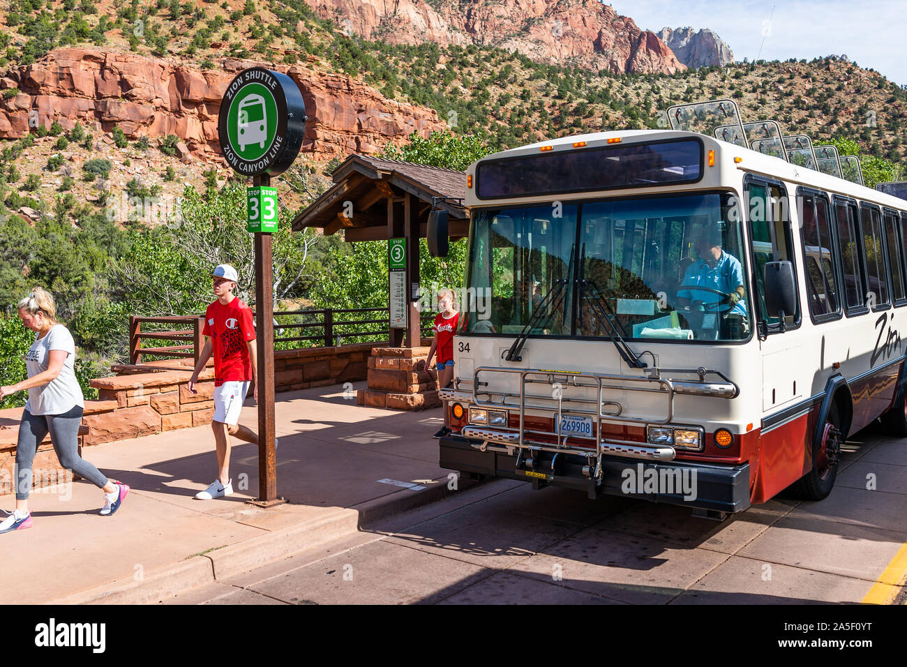 Springdale, USA - August 6, 2019: Zion National Park Klippen am Shuttle Bus im Sommer mit Menschen an Bord in Utah warten an visitor center Anschlag 3 Stockfoto