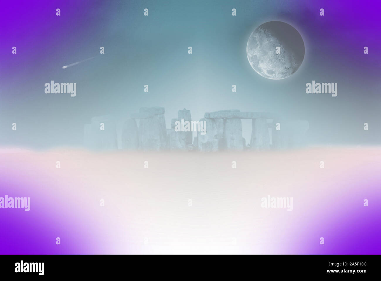 Surreale Landschaft. Stonehenge im Nebel. Vollmond am Himmel Stockfoto