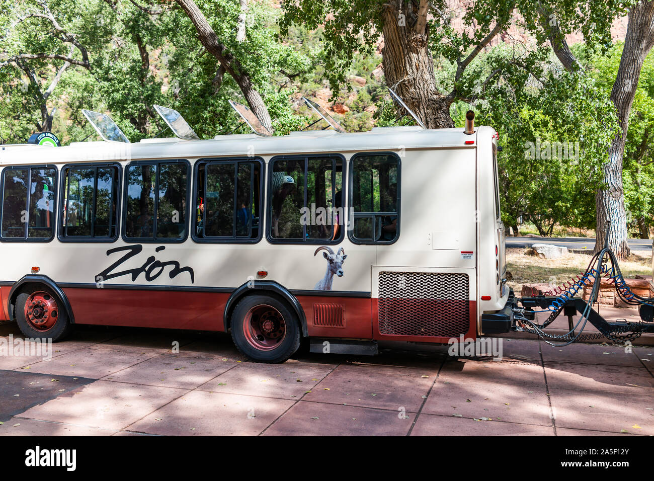 Springdale, USA - August 6, 2019: Zion National Park Stop auf der Straße in Utah mit Nahaufnahme des Fenster auf den Shuttle Bus Öffentliche Verkehrsmittel im Sommer mit s Stockfoto