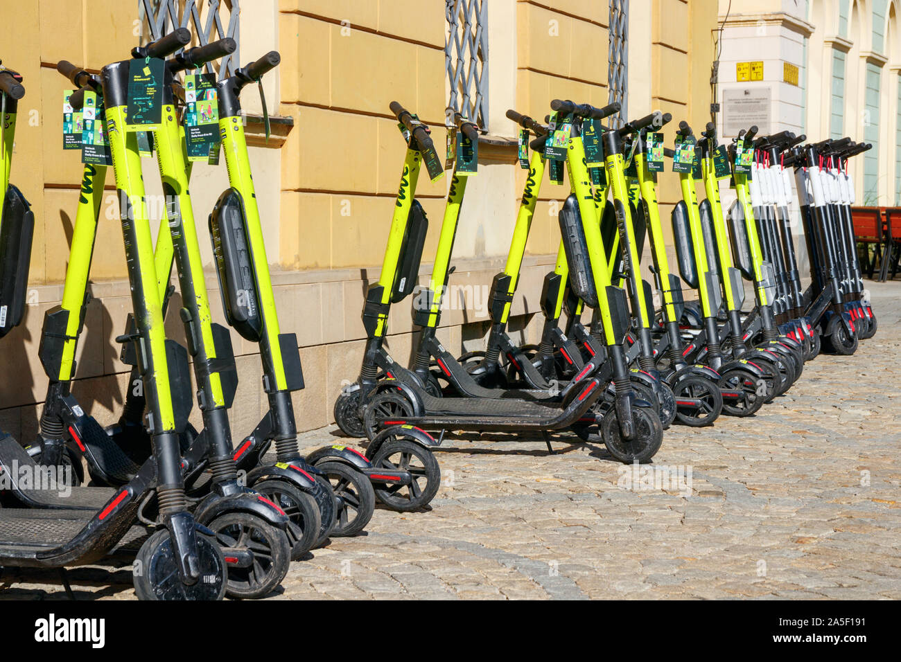 Große Anzahl von elektroroller (E-Scooter) für Roller Sharing von Hive und  Vogel in einer Reihe in der Nähe einer Wand geparkt. Wroclaw, Polen  Stockfotografie - Alamy