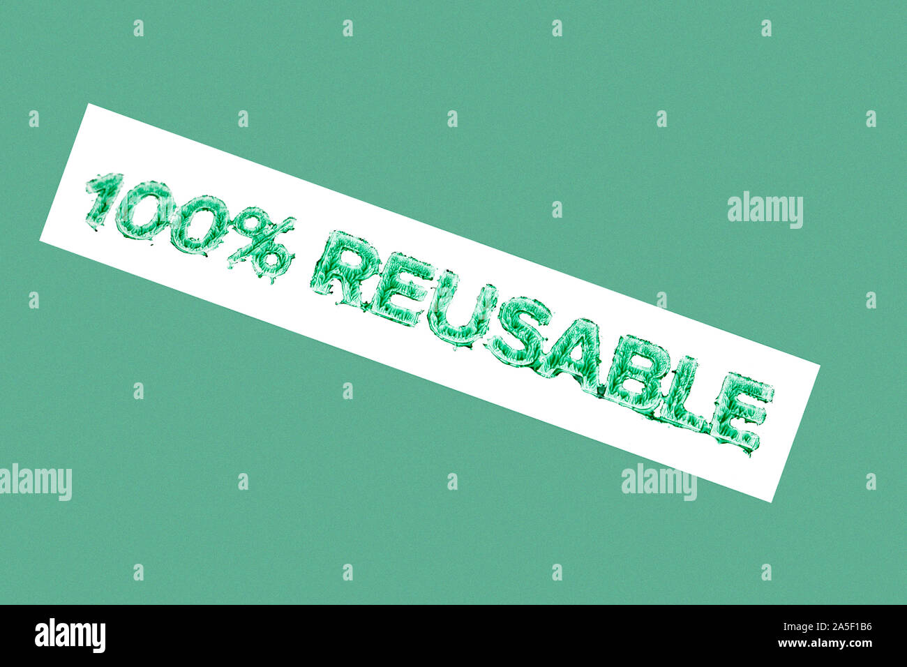 Text 100% wiederverwendbar, grüne Farbe auf weißem Hintergrund Stockfoto