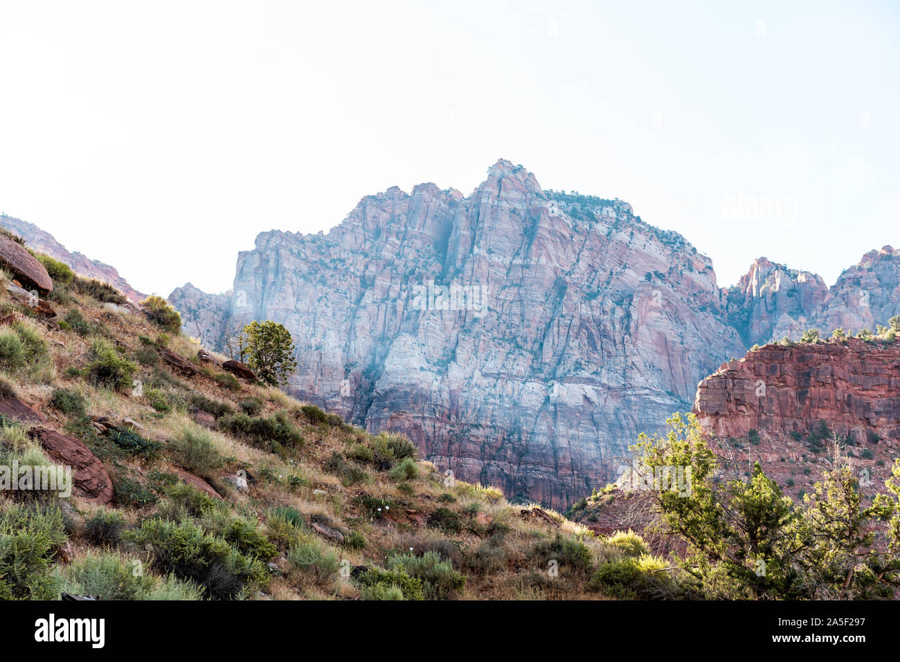Zion National Park in Utah mit Blick von Sonnenstrahlen bei Sonnenaufgang Sonne Himmel am roten Felsen in der Nähe von Watchman Campground und Besucherzentrum Stockfoto