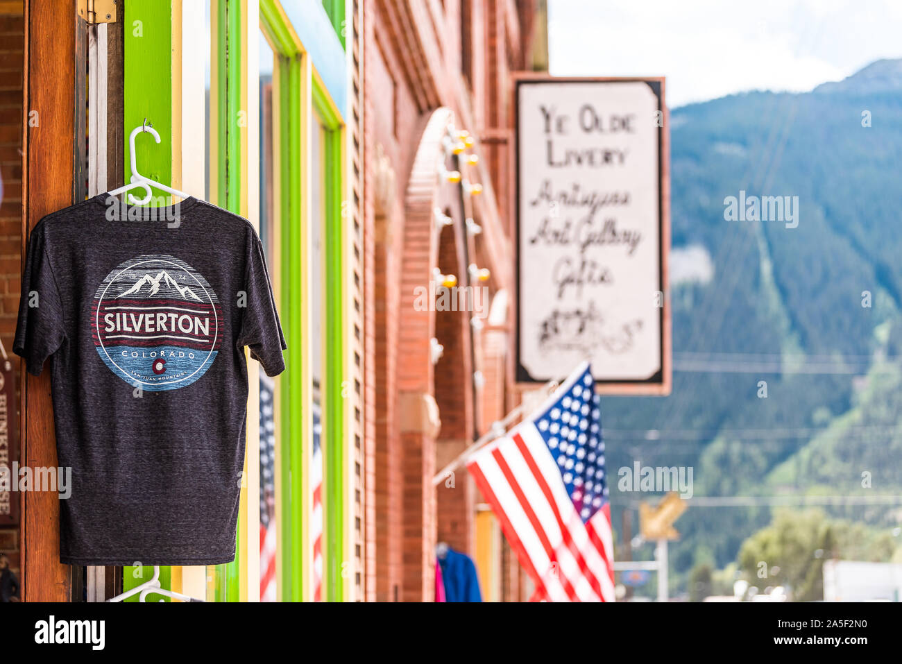 Silverton, USA - 14. August 2019: T-Shirt mit Stadt kleines Dorf berühmte Altstadt Anmelden Shop mit amerikanischer Flagge auf sonnigen Sommertag in Colorado Stockfoto