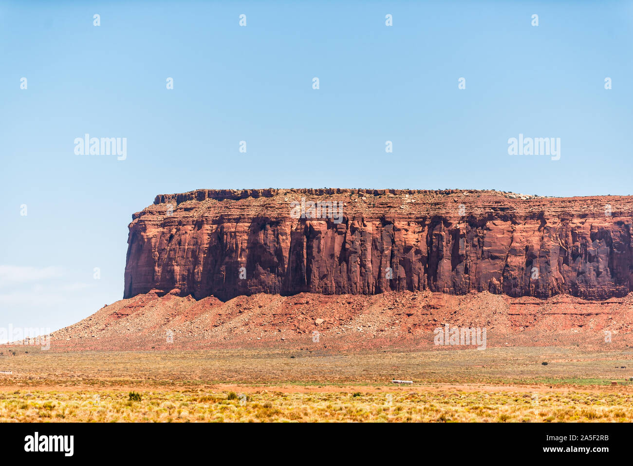 Anzeigen von großen mesa Klippe mit rot orange Rock Formation farbe closeup im Monument Valley Schluchten im Sommer Tag in Arizona Stockfoto