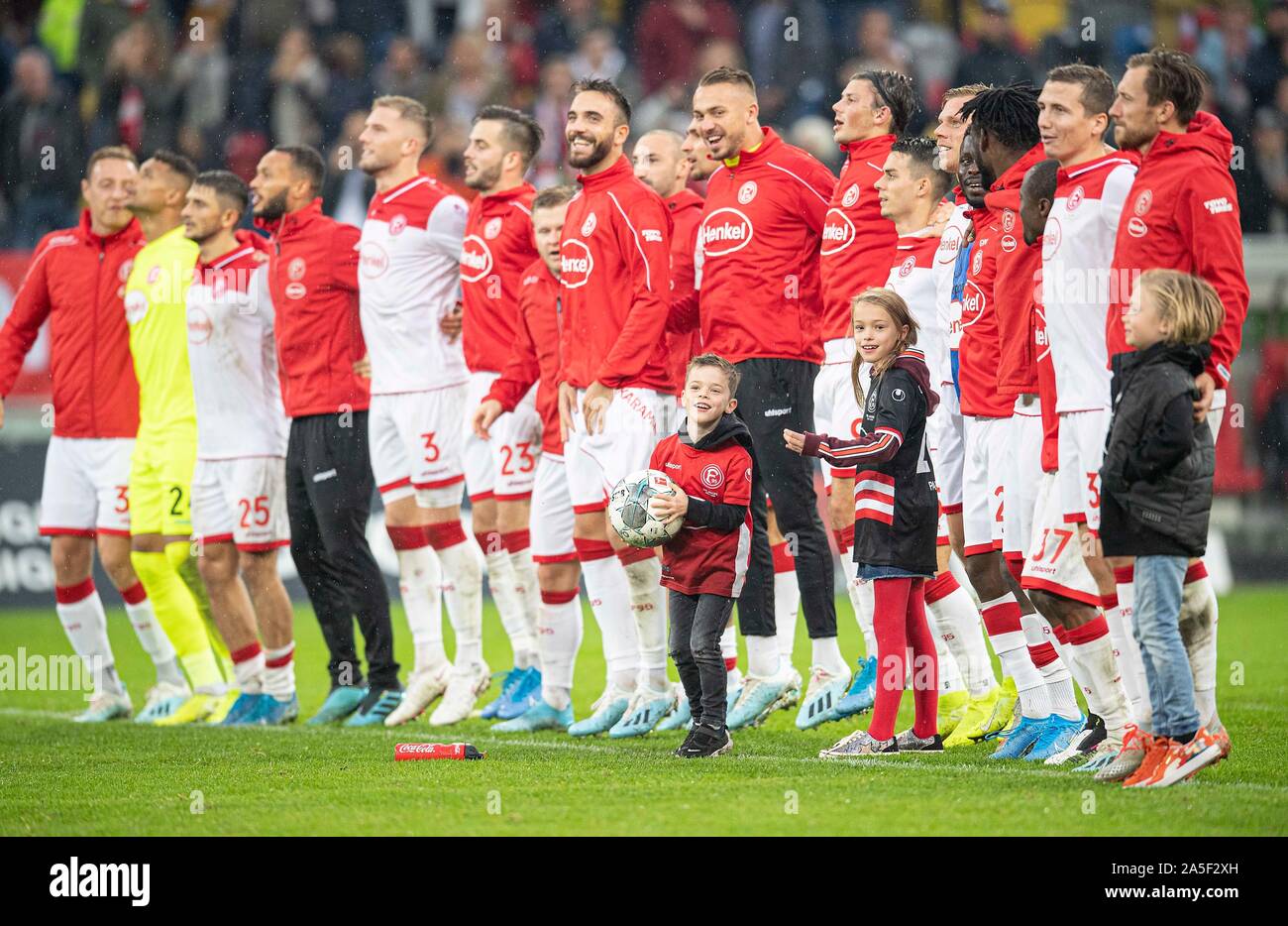 Letzte Jubel D, die Spieler tanzen vor der Fans, mit den Kindern der Rouwen HENNINGS (D) und Adam BODZEK (D), Fußball 1. 1. Fussballbundesliga, 8. Spieltag Fortuna Düsseldorf (D) - FSV FSV FSV Mainz 05 (MZ), am 19.10.2019 in Düsseldorf/Deutschland. € | Nutzung weltweit Stockfoto