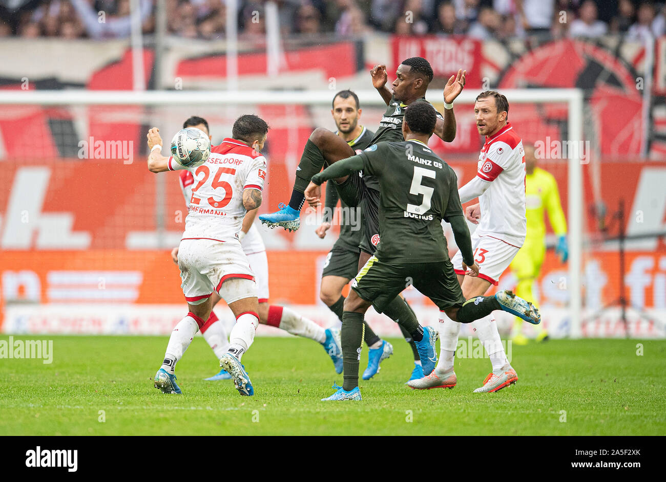 Hohe bein von Edimilson FERNANDES (MZ/3. Vr) in Duellen gegen Matthias Zimmermann (D), sieht er die gelb-rote Karte, Aktion, Fußball 1. 1. Fussballbundesliga, 8. Spieltag Fortuna Düsseldorf (D) - FSV FSV FSV Mainz 05 (MZ), 19.10.2019 in Düsseldorf/Deutschland. € | Nutzung weltweit Stockfoto