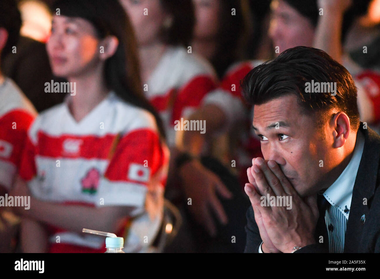 Tokio, Japan. Okt, 2019 20. Ehemalige Rugby nationale Spieler Shotaro Onishi wird durch den Verlust der japanischen Rugby Team gegen Südafrika während der Rugby-weltmeisterschaft 2019 überwältigt. Das Spiel war einer Fanzone von der Tokyo Metropolitan Government organisiert. Foto am Sonntag, den 20. Oktober 2019 übernommen. Foto: Ramiro Agustin Vargas Tabares Credit: Ramiro Agustin Vargas Tabares/ZUMA Draht/Alamy leben Nachrichten Stockfoto