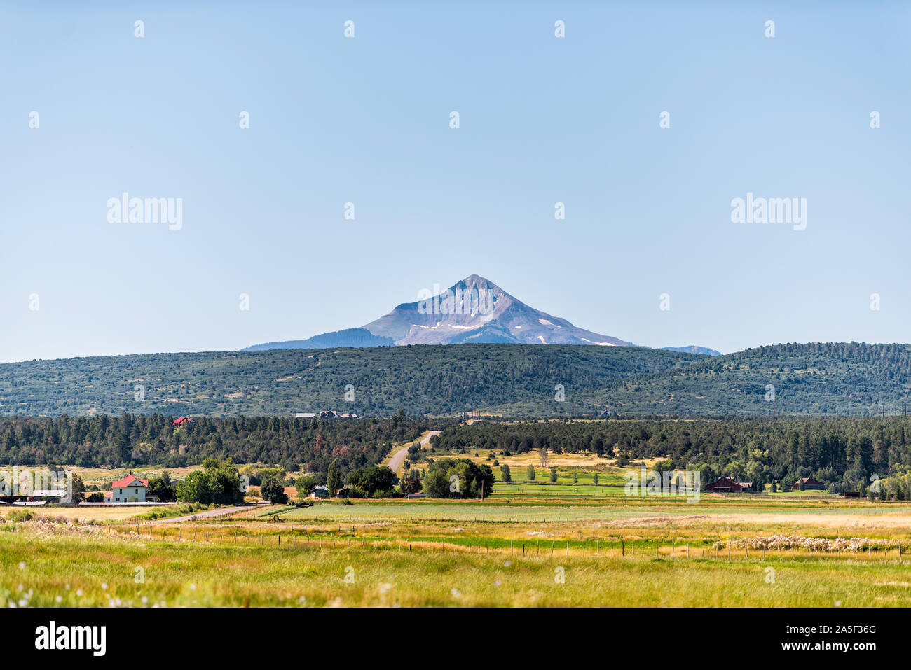 Wilson Mountain Peak Blick vom Highway 145 in San Juan Region Colorado mit Landwirtschaft Feld auf Sommer sonnigen Tag mit Sky Stockfoto