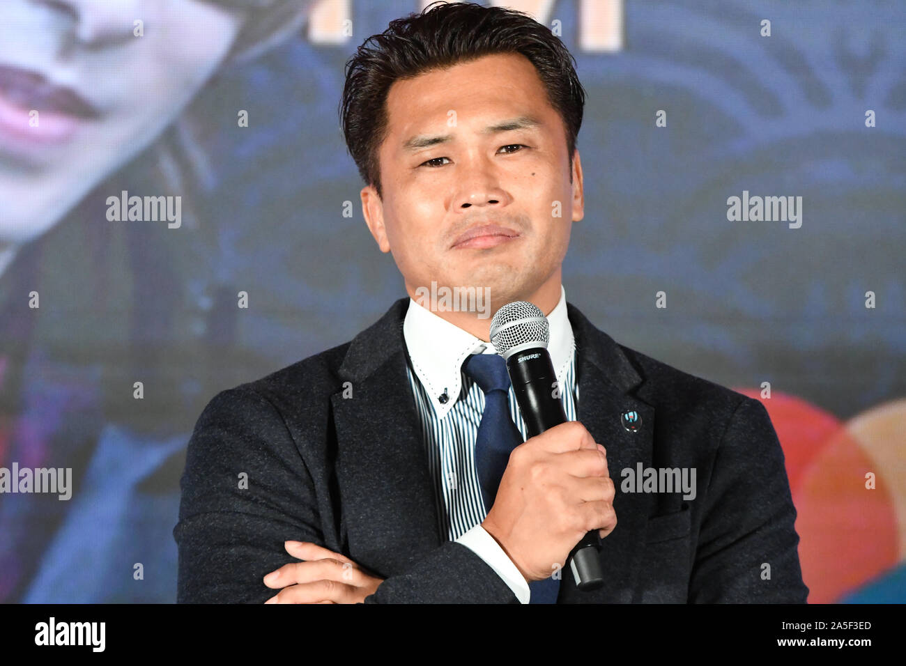 Tokio, Japan. Okt, 2019 20. Ehemalige Rugby nationale Spieler Shotaro Onishi wird durch den Verlust der japanischen Rugby Team gegen Südafrika während der Rugby-weltmeisterschaft 2019 überwältigt. Das Spiel war einer Fanzone von der Tokyo Metropolitan Government organisiert. Foto am Sonntag, den 20. Oktober 2019 übernommen. Foto: Ramiro Agustin Vargas Tabares Credit: Ramiro Agustin Vargas Tabares/ZUMA Draht/Alamy leben Nachrichten Stockfoto