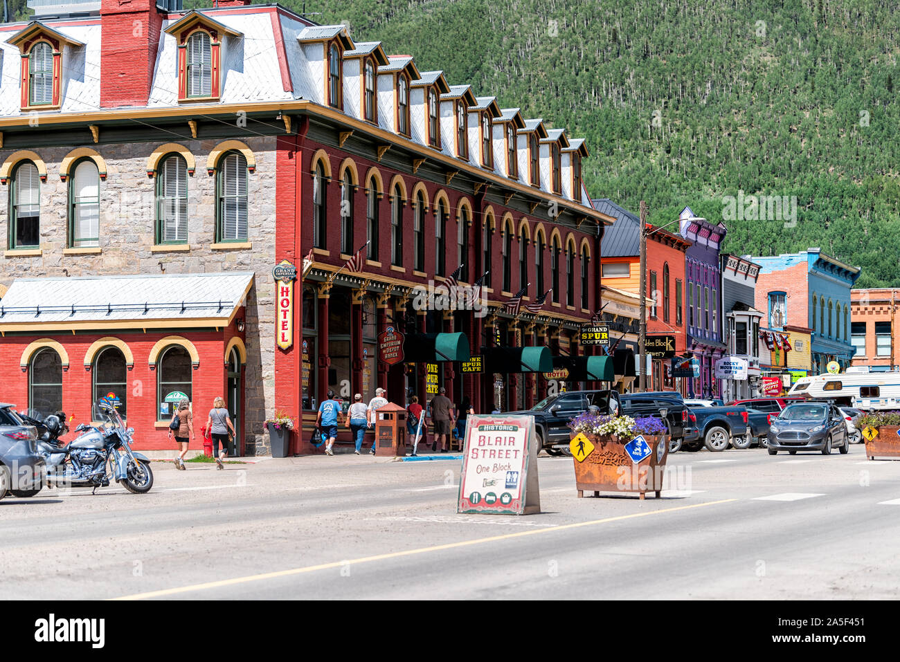 Silverton, USA - 14. August 2019: Kleine Stadt in Colorado mit Stadt Hauptstraße und melden Sie sich auf der Straße durch die historische Architektur und Hotel Stockfoto