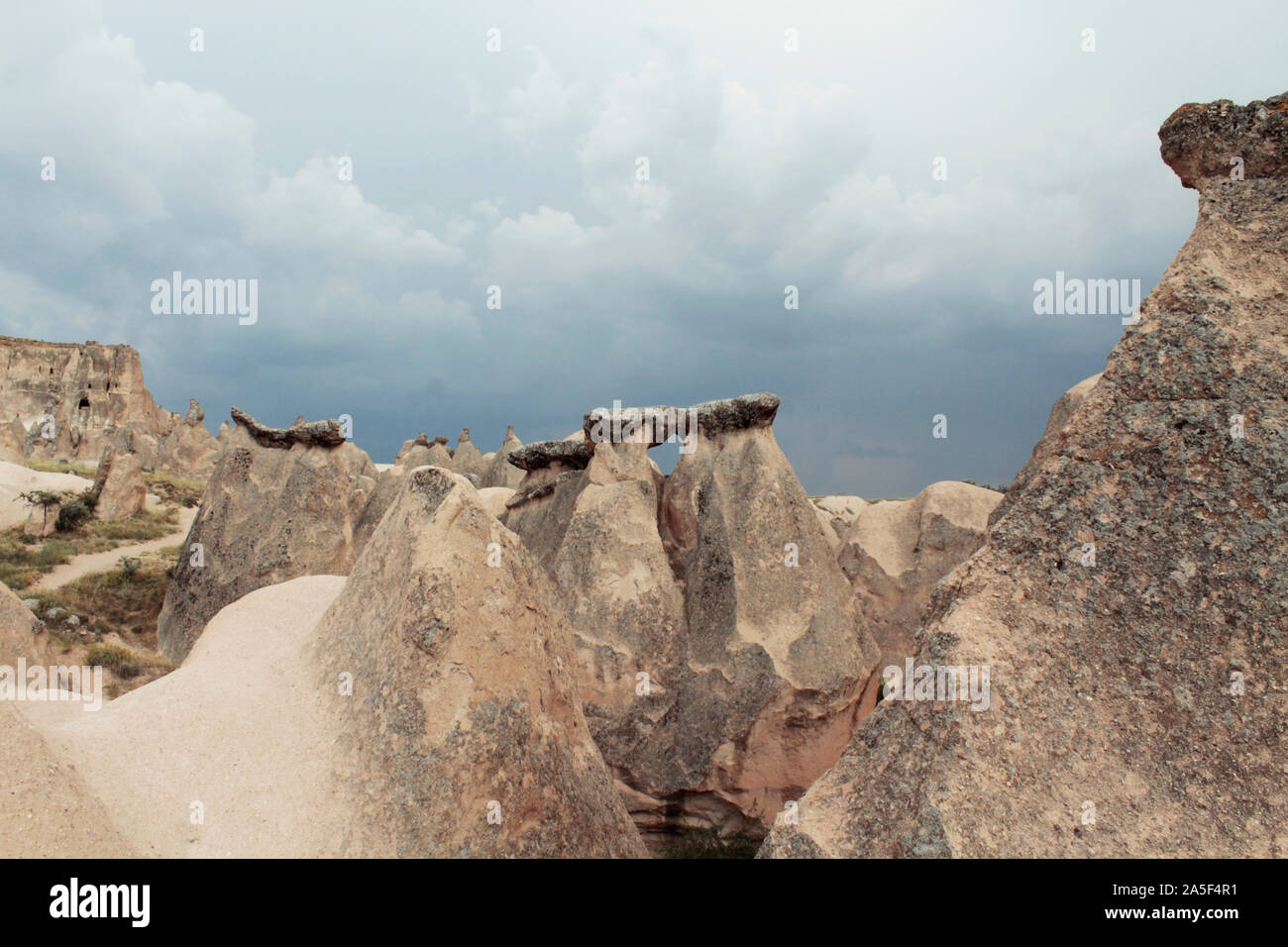 Rocky Mountains in Kappadokien, Türkei. Erstaunlich stürmischen Himmel Stockfoto