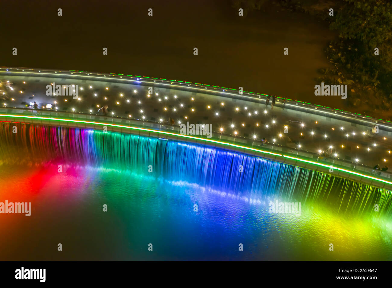 Anh Sao oder Starlight Brücke ist über eine Fußgängerbrücke mit Wasserfall und schöne farbige Beleuchtung auf dem Saigon River. Es ist eine touristische Attraktion Stockfoto