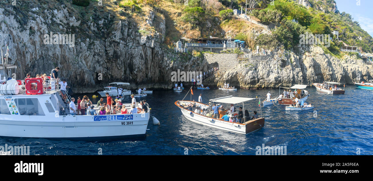 Insel Capri, Italien - AUGUST 2019: Panoramablick auf Touristen in kleine Boote Warten auf die "Grotta Azzurra" oder "Blauen Grotte" von Capri besuchen Stockfoto