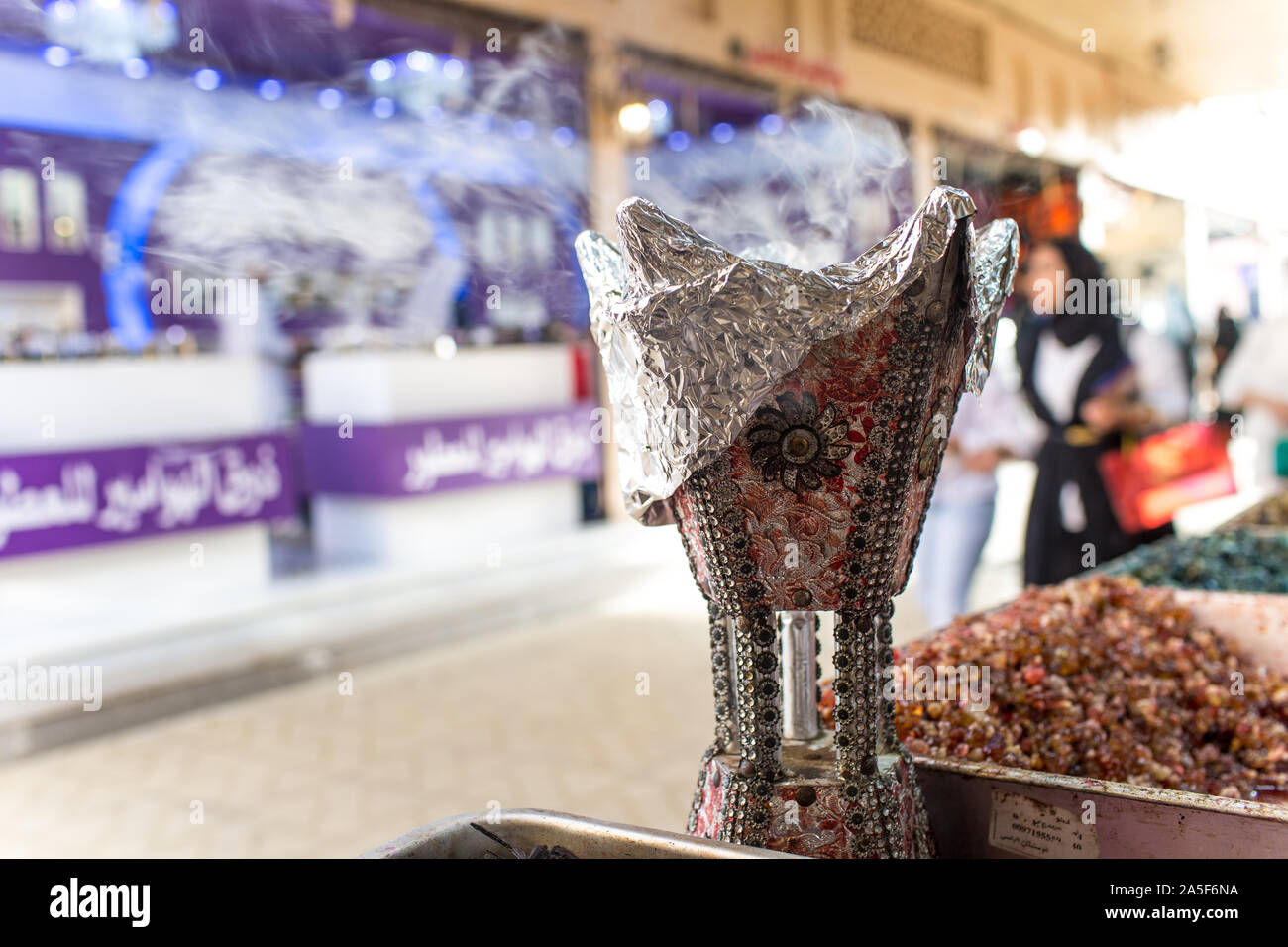 Arabisch traditionellen Räucherstäbchen Agar Bukhoor Holzofen in einem Mabkhara im Majlis, Ramadan und Eid Gelegenheiten verwendet Stockfoto