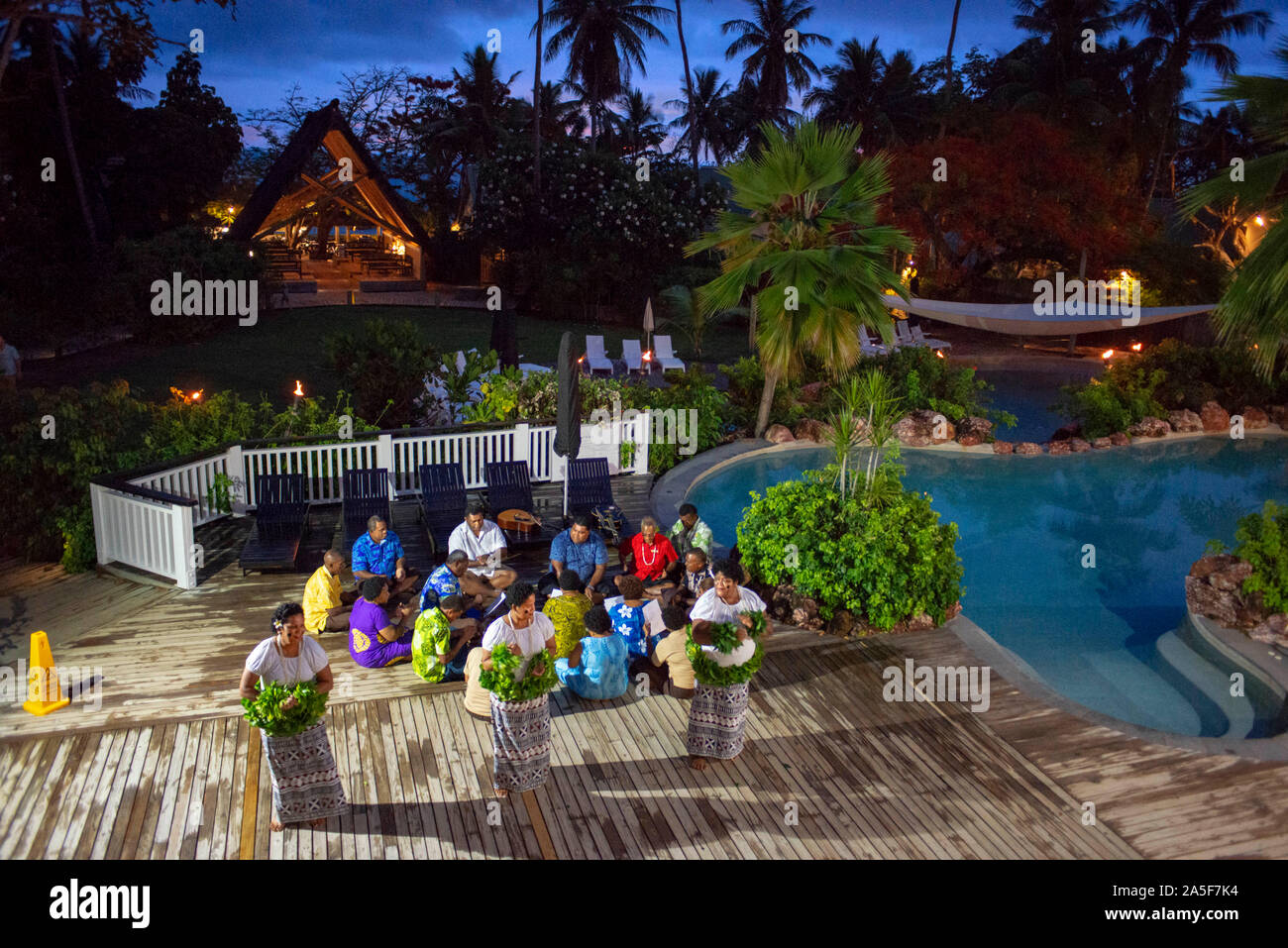 Traditionelle fidschianische Tänze und Musik in Malolo Island Resort und Likuliku Resort, Mamanucas Inselgruppe Fidschi Stockfoto