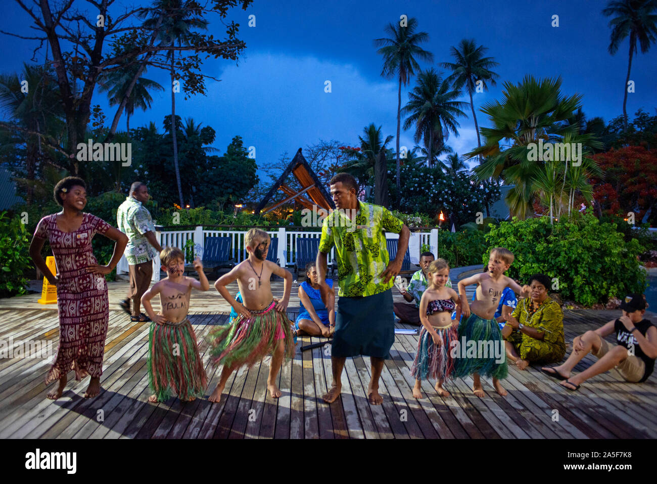 Traditionelle fidschianische Tänze und Musik in Malolo Island Resort und Likuliku Resort, Mamanucas Inselgruppe Fidschi Stockfoto