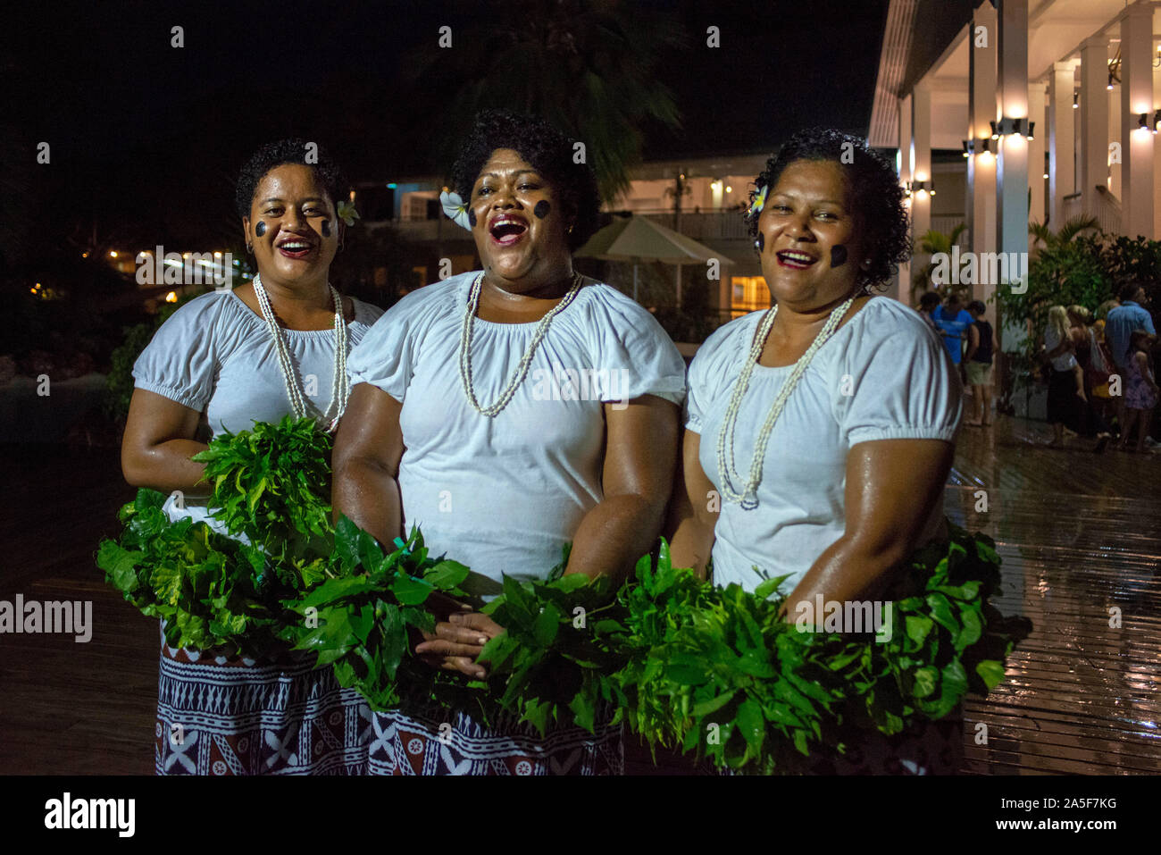 Traditionelle fidschianische Tänze und Musik in Malolo Island Resort und Likuliku Resort, Mamanucas Inselgruppe Fidschi Stockfoto