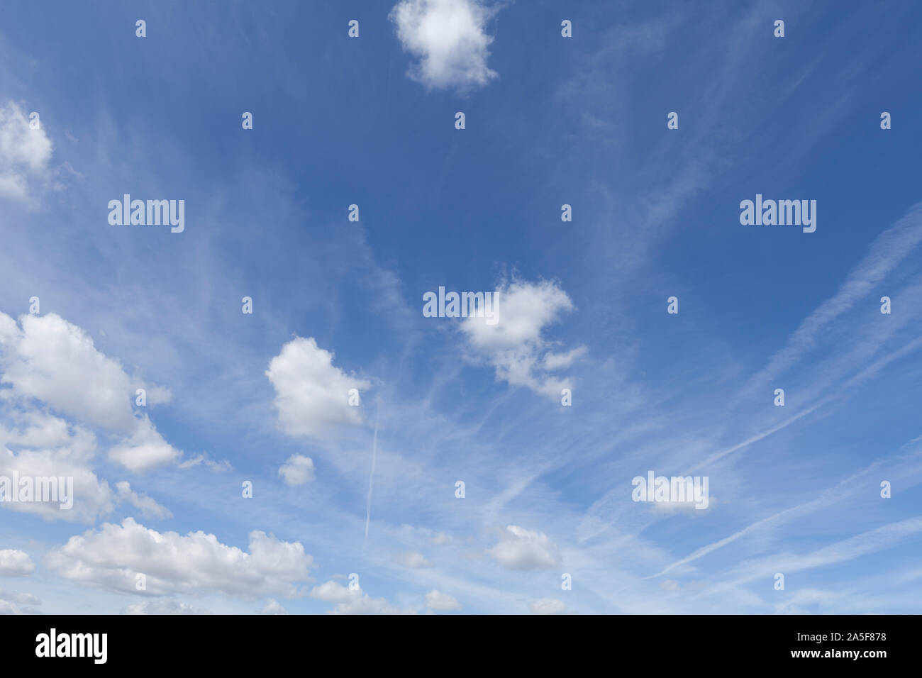 Blauer Himmel mit weißen flauschigen Wolken. Natur cloudscape Hintergrund Stockfoto
