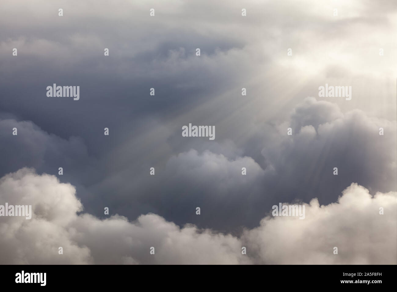 Dramatische Wolken mit Sonnenlicht strahlen stossen. Natürliche cloudscape Hintergrund Stockfoto