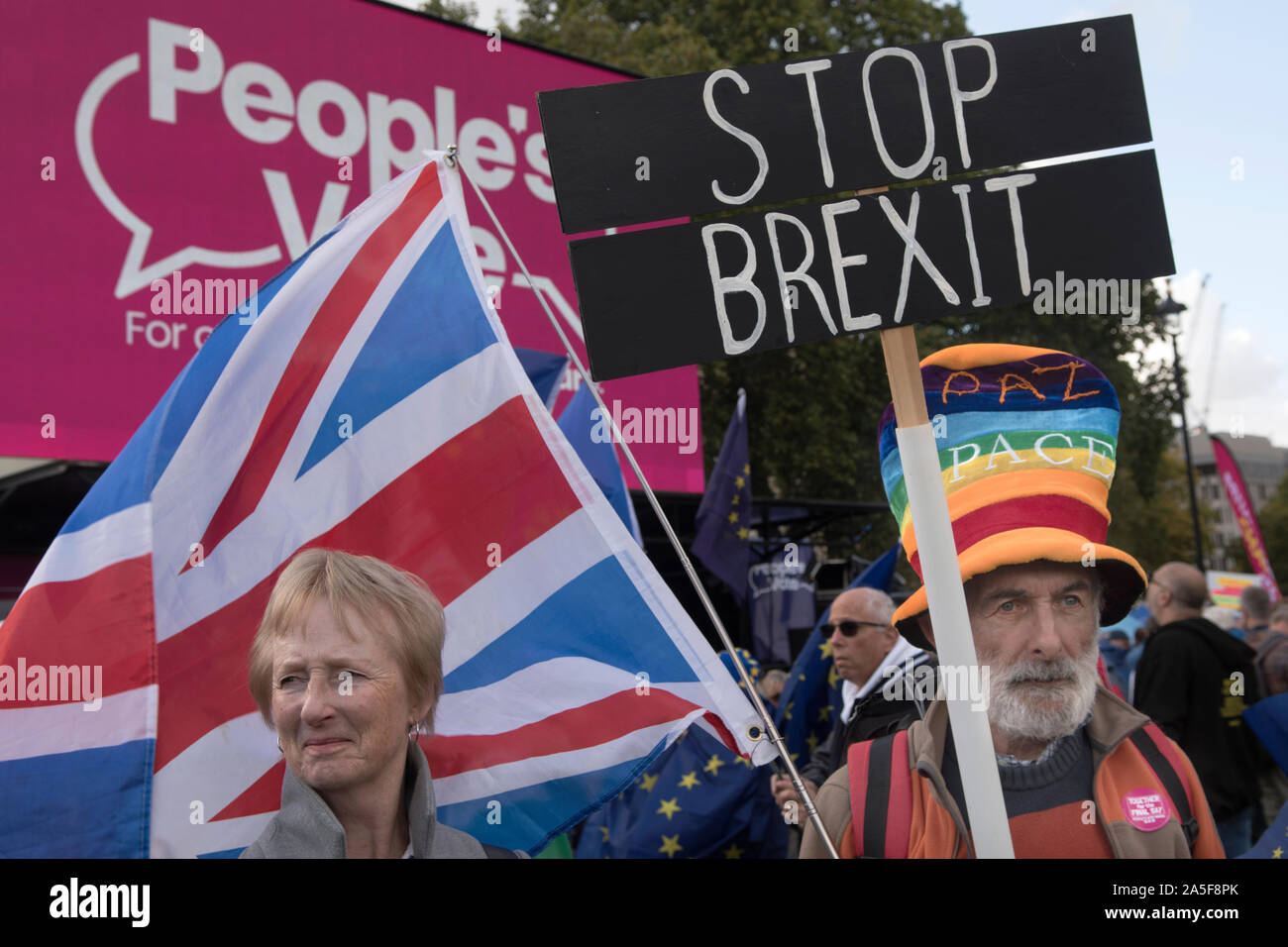 Völker Wahlkampagne Demonstration Pro Europe Wahlkämpfer Brexit stoppen Ältere Ehepaare bleiben Wähler. Brexit Super Samstag, 19. Oktober 2019 Parliament Square Westminster London 2010s UK HOMER SYKES Stockfoto