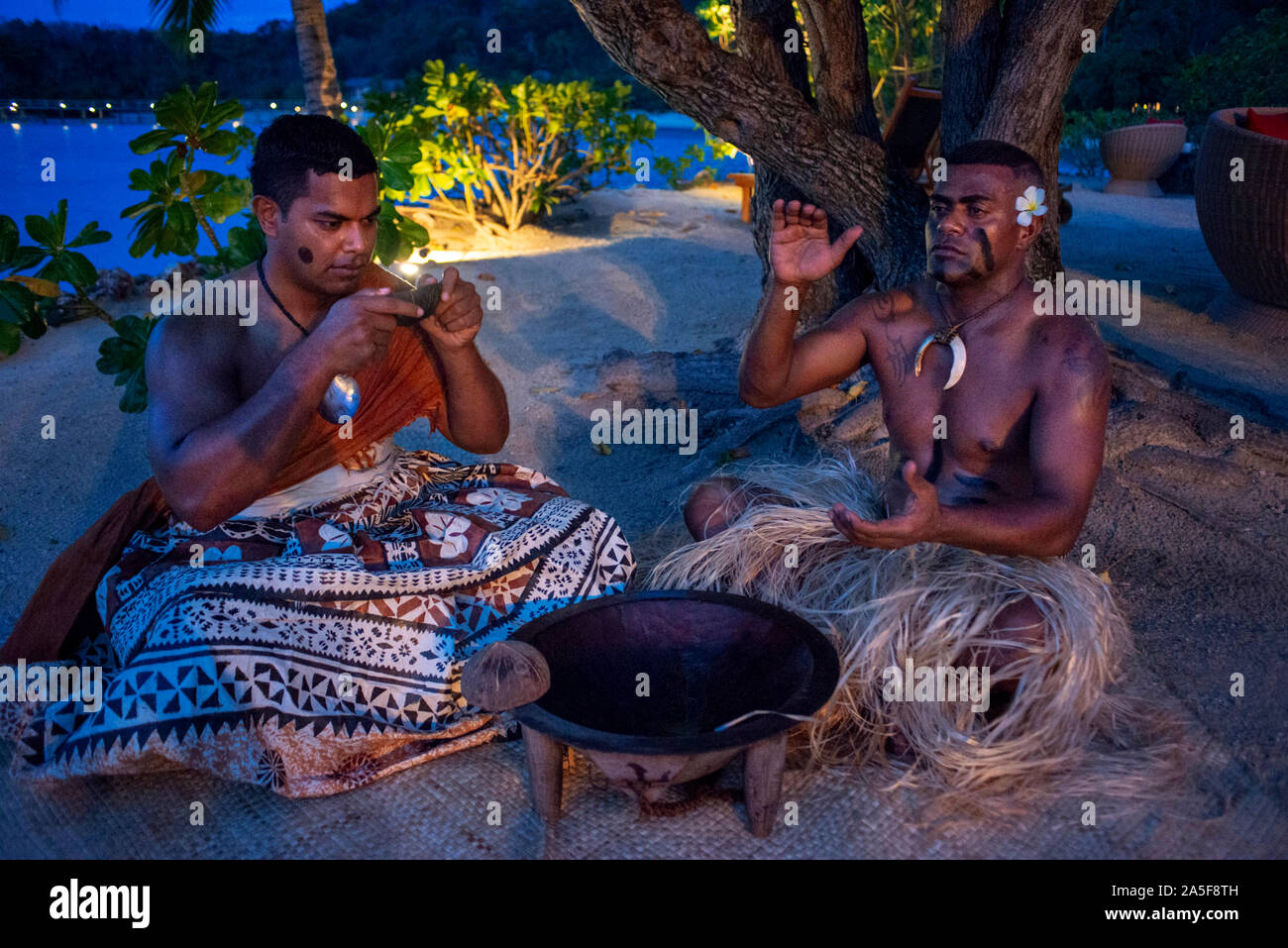 Traditionelle fidschianische tun eine Kava-zeremonie in Malolo Island Resort und Likuliku Resort, Mamanucas Inselgruppe Fidschi Stockfoto