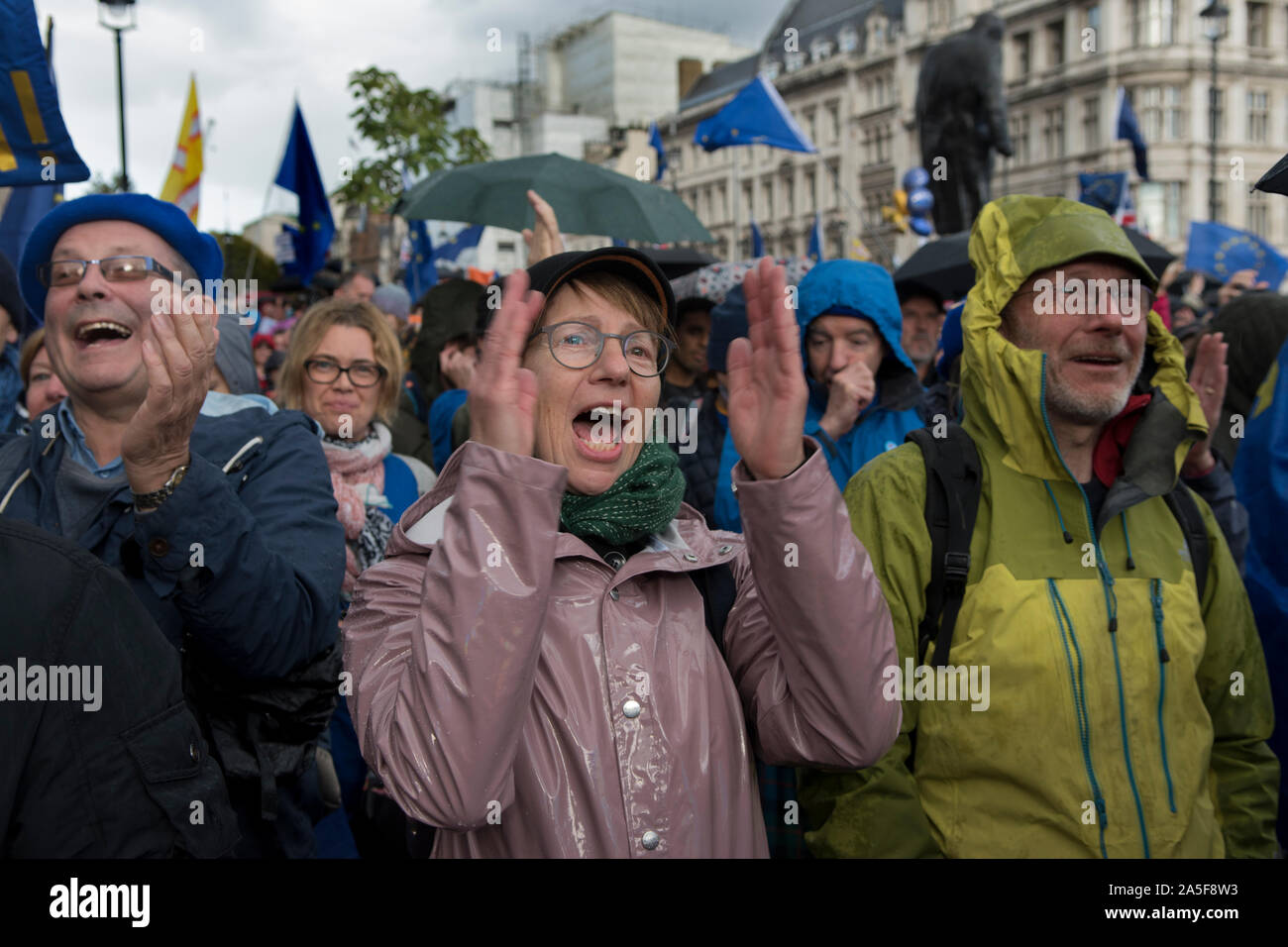 Demonstration der People Vote Kampagne Pro Europe Wahlkämpfer bleiben Wähler fröhlicher Brexit Super Saturday 19 October 2019 Parliament Square London 2010s UK HOMER SYKES Stockfoto