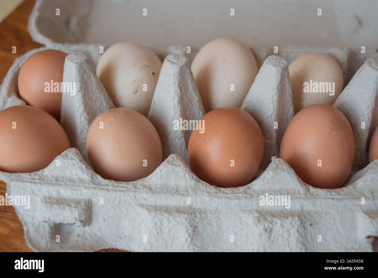 Bio Huhn Eier vom Bauernhof. Hausgemachte Eier. Papier Huhn Eier Stockfoto
