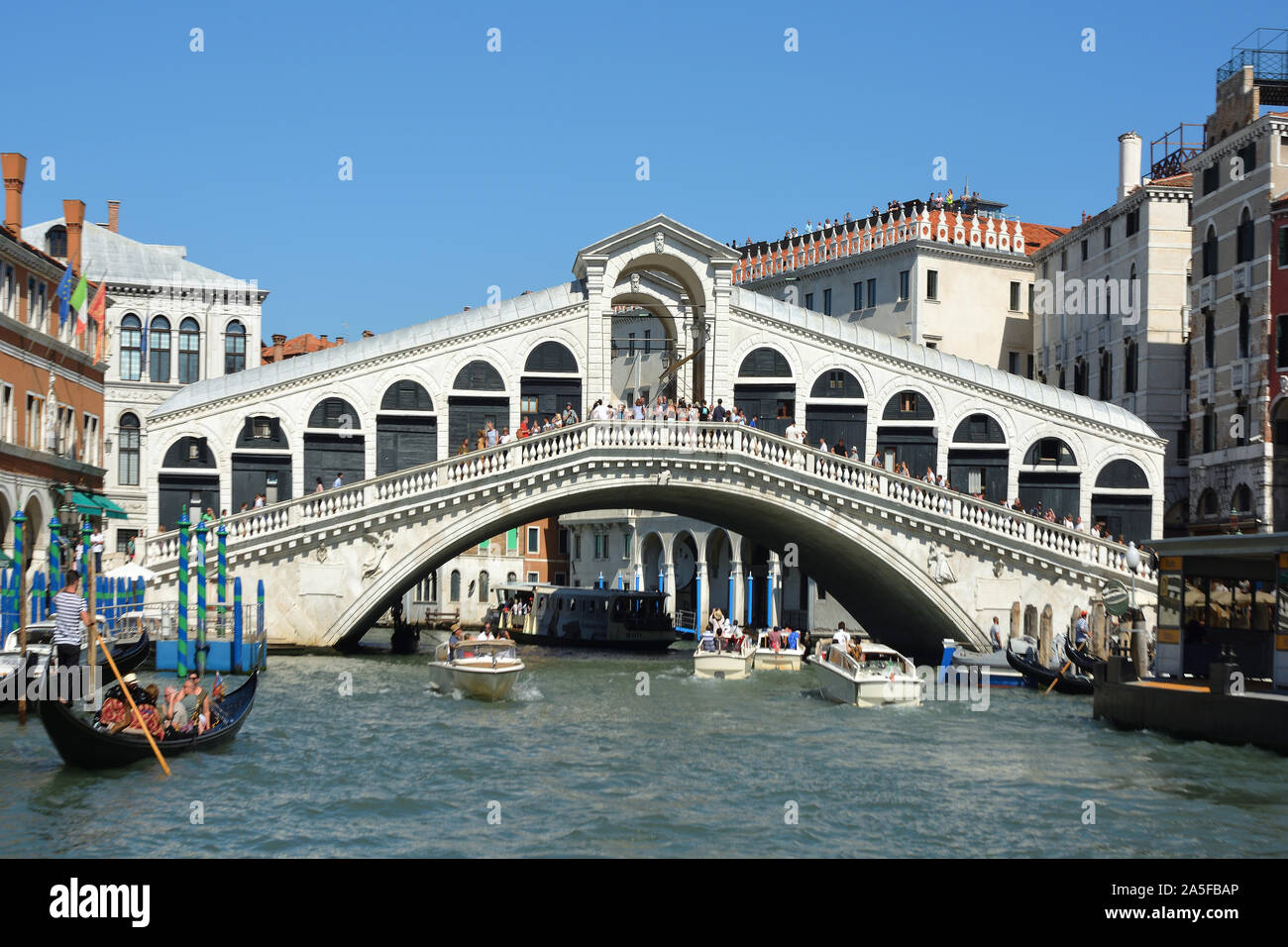 Der Rialto Brücke am Canale Grande von Venedig - Italien. Stockfoto