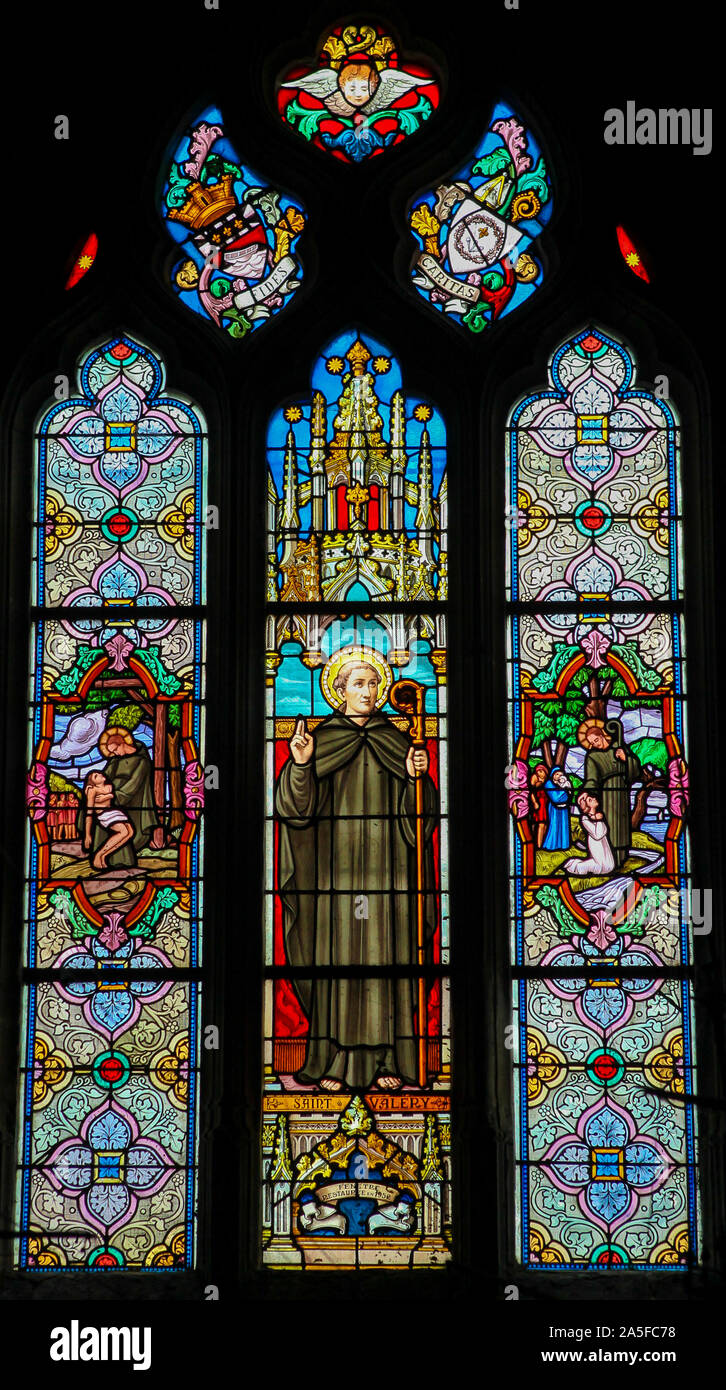 Glasmalereien in der Kirche von St. Martin in St Valery sur Somme, Frankreich, Saint Valery oder Saint Walaric Stockfoto